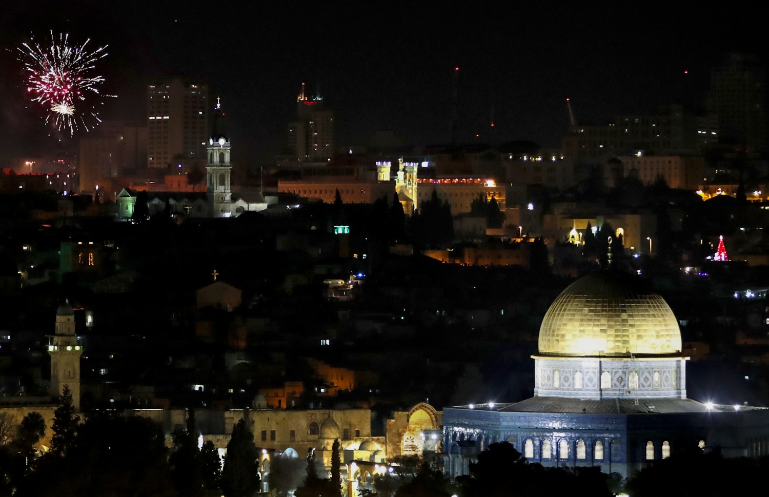 އާ އަހަރު ފާހަގަ ކުރުމަށް ފަލަސްތީނުގެ ގުދުސްގައި ހަވާ އަރުވަނީ. --ފޮޓޯ:އޭއެފްޕީ