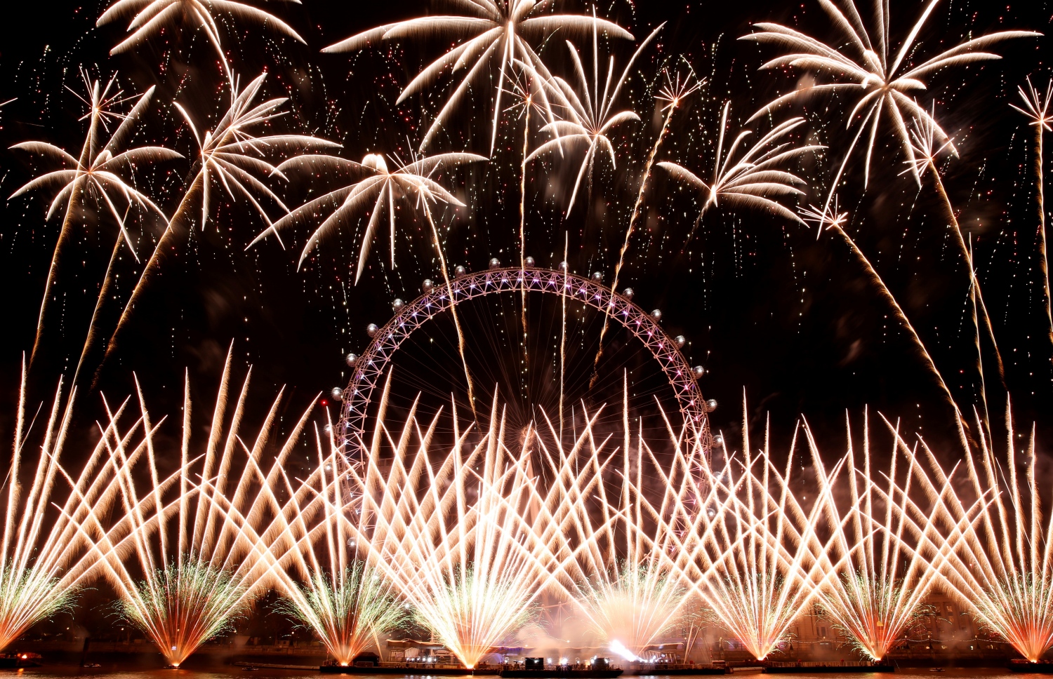 އާ އަހަރު ފާހަގަ ކުރުމަށް ލަންޑަނުގައި ހަވާ އަރުވަނީ. --ފޮޓޯ:އޭއެފްޕީ