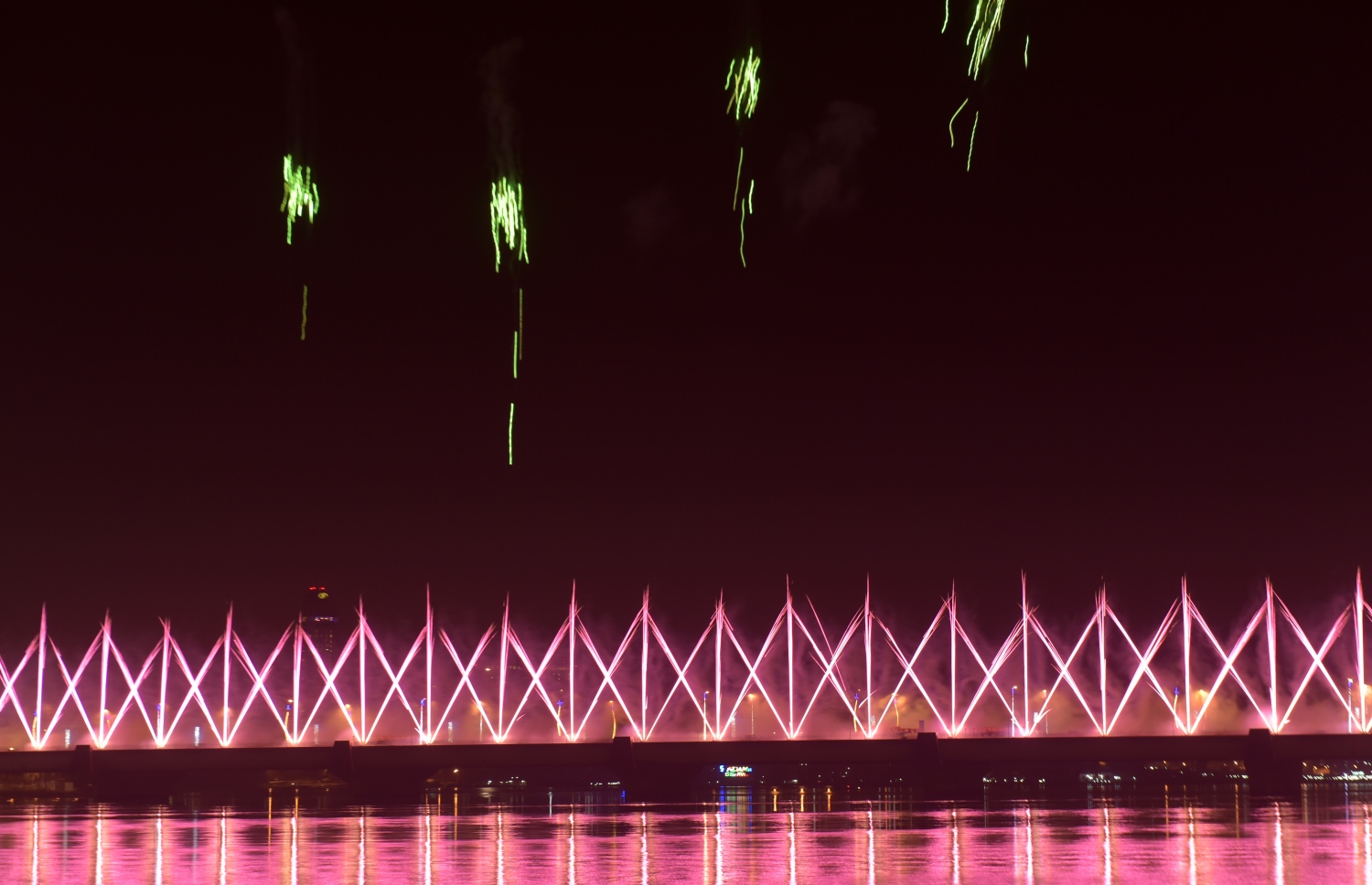 އާ އަހަރު ފާހަގަ ކުރުމަށް އައިވަރީ ކޯސްޓްގައި ހަވާ އަރުވަނީ. --ފޮޓޯ:އޭއެފްޕީ