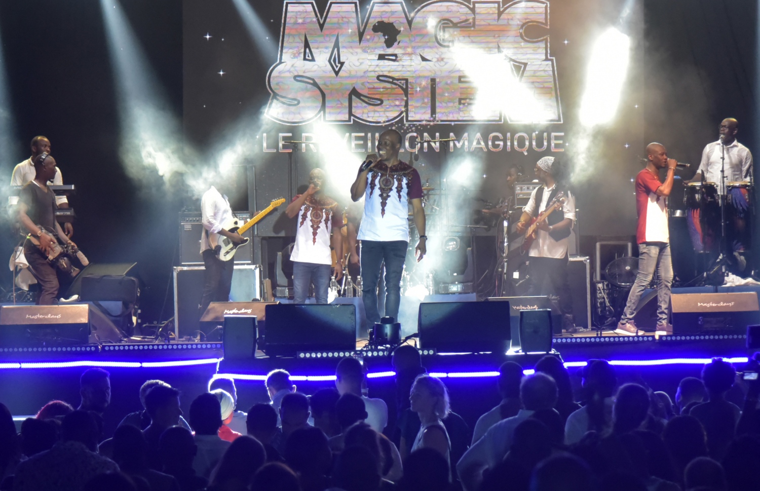 އާ އަހަރު ފާހަގަ ކުރުމަށް އައިވަރީ ކޯސްޓުގައި ޝޯއެއް ދެނީ. --ފޮޓޯ:އޭއެފްޕީ