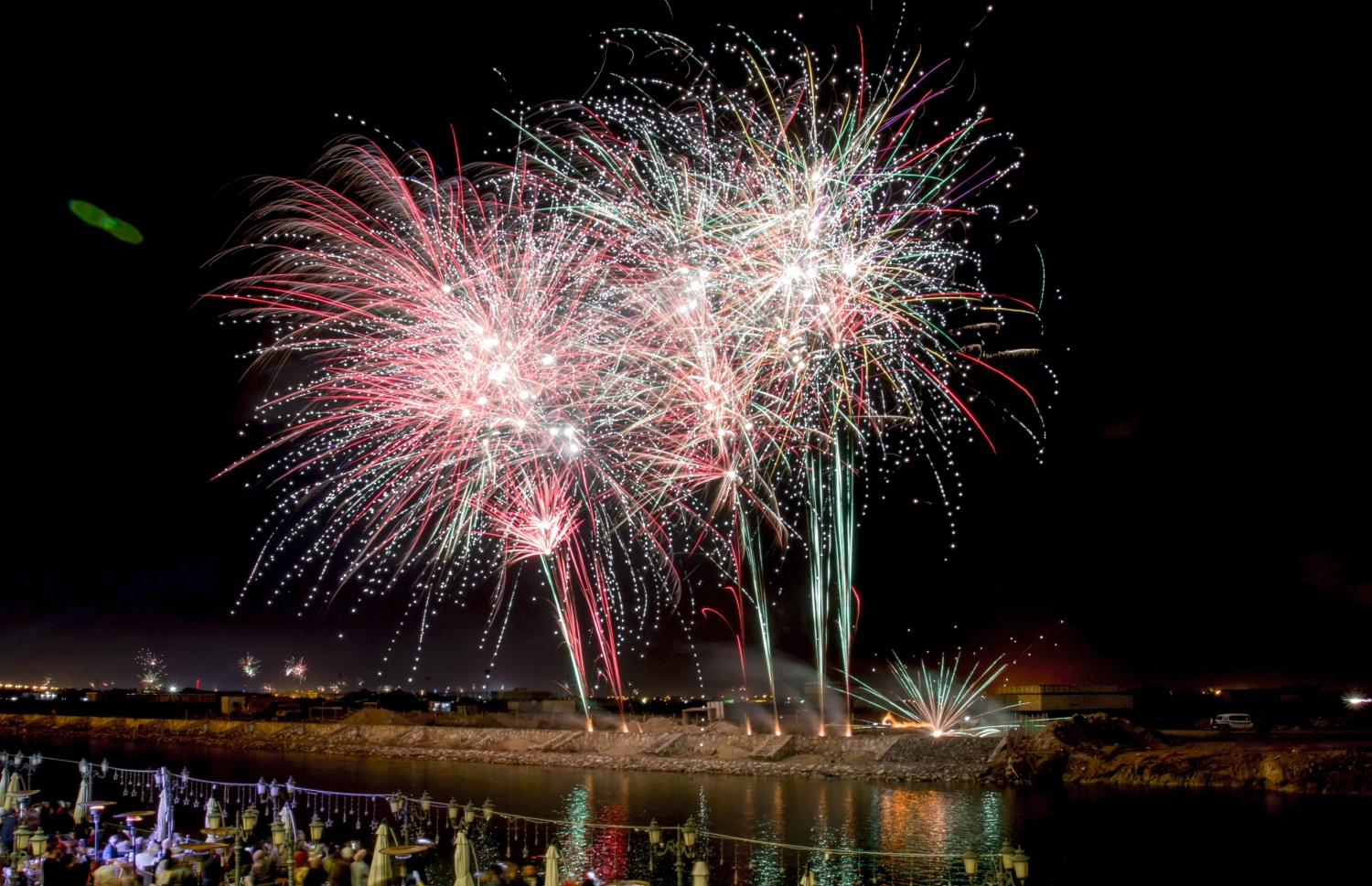 އާ އަހަރު ފާހަގަ ކުރުމުގެ ގޮތުން އިރާގުގެ ބަސަރާގައި ހަވާ އަރުވަނީ. --ފޮޓޯ:އޭއެފްޕީ