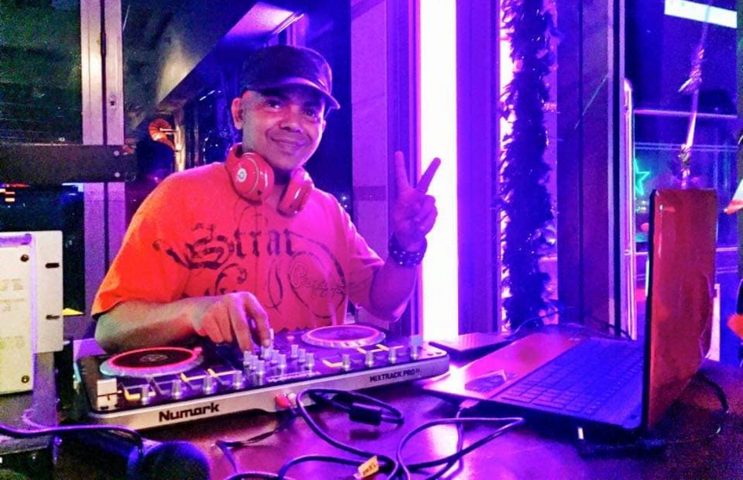 ރިޔާ ޝޯއެއްގައި ޑީޖޭ ކުޅެނީ.