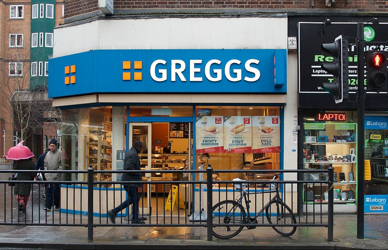 ގްރެގްސް އައުޓްލެޓެއްގެ ކައިރިން ބަޔަކު ހިނގާފައި ދަނީ.