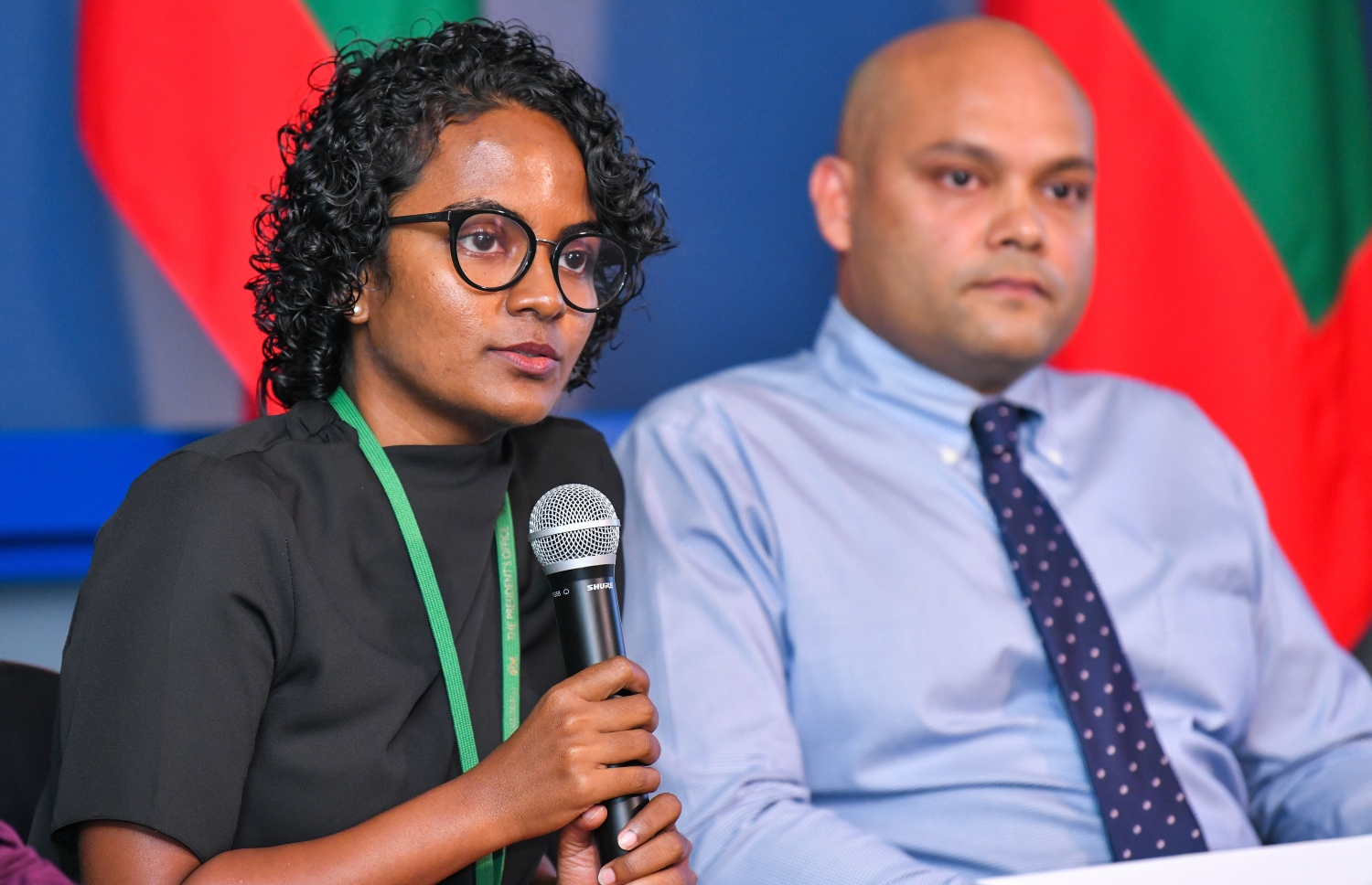 މިއަދު ބޭއްވި ނޫސްވެރިންގެ ބައްދަލުވުމުގައި ރައީސް އޮފީހުގެ ޕޮލިސީ ސެކްރެޓަރީ އައިމިނަތު ޝައުނާ ވާހަަކަ ދައްކަވަނީ -- އަހުމަދު ނިޝާތު  / މިހާރު ފޮޓޯ