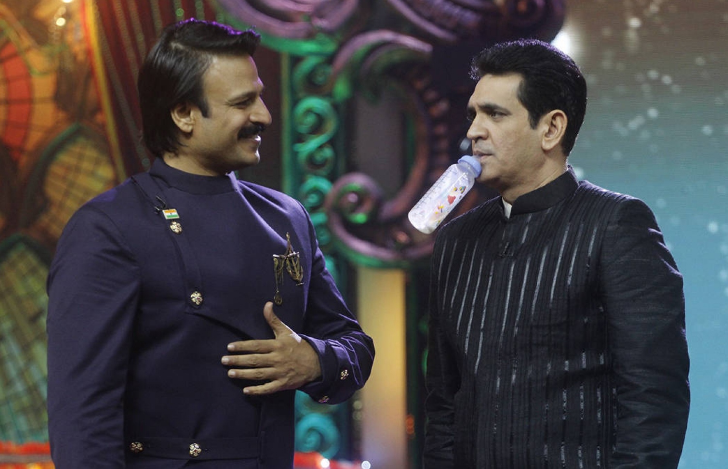 ވިވެކް (ވ) ޑައިރެކްޓަރު އޮމަންގްއާ އެކު.