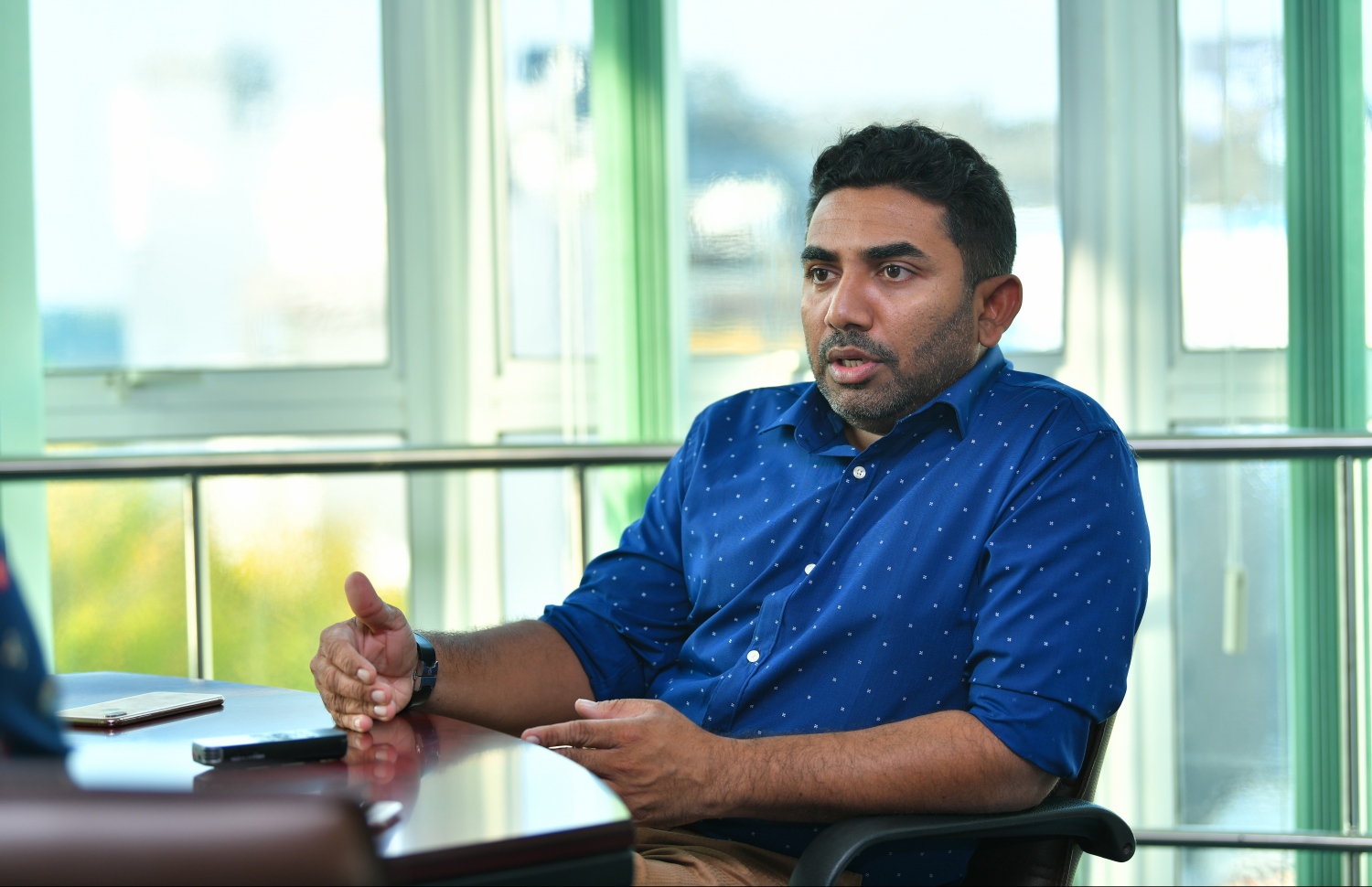 މިނިސްޓަރު އަމީން "މިހާރު" އަށް ވާހަކަ ދައްކަވަނީ: ޓާޝަރީ ފެންވަރަށް ކުޅުދުއްފުށީ ހޮސްޕިޓަލް ތަރައްގީ ކުރުމަކީ މި ސަރުކާރުގެ ވެސް ވައުދެއް. --ފޮޓޯ: ހުސެއިން ވަހީދު/މިހާރު