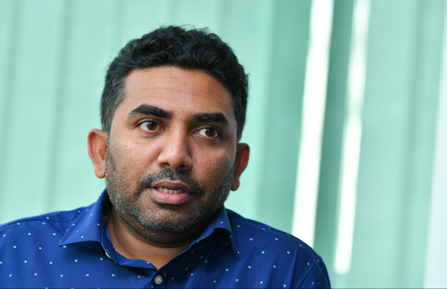 އަމީން "މިހާރު" އަށް އިންޓަވިއު ދެއްވަނީ. --ފޮޓޯ: ހުސެއިން ވަހީދު/މިހާރު