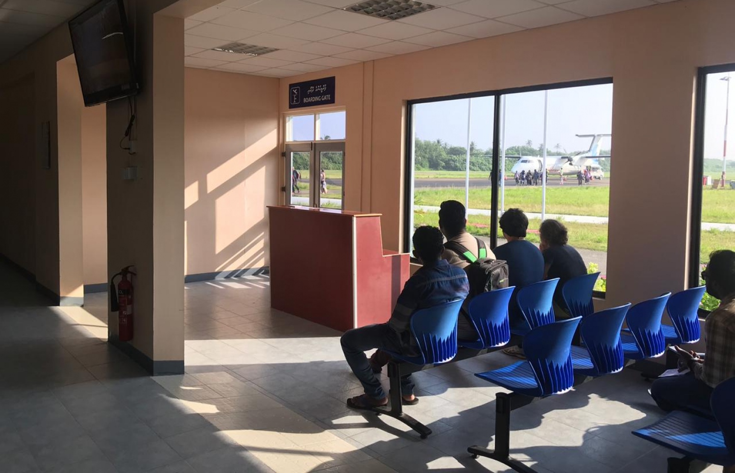 އެއާޕޯޓުގެ ޑިޕާޗާ ހޯލުގައި ބަޔަކު މަޑުކޮށްލައިގެން-- ފޮޓޯ: މިހާރު