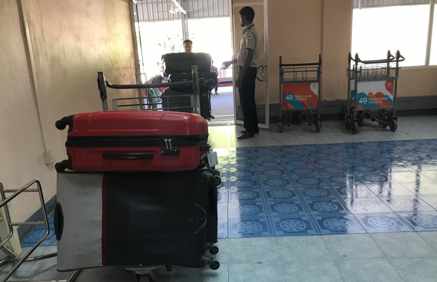 ޓޫރިސްޓުންގެ ލަގެޖްތައް ޗެކިން ކައުންޓާ ކައިރީގައި ބަހައްޓާފައި: ޒަމާނީ ވަސީލަތްތަކެއް ނެތް -- ފޮޓޯ: މިހާރު