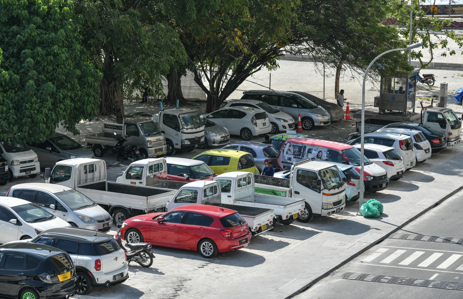 ބީޗް ސަރަހައްދުގައި ގިނަ އަދަދެއްގެ ވެހިކަލް ޕާކްކޮށްފައި-- ފޮޓޯ: ނިޝާން އަލީ/މިހާރު