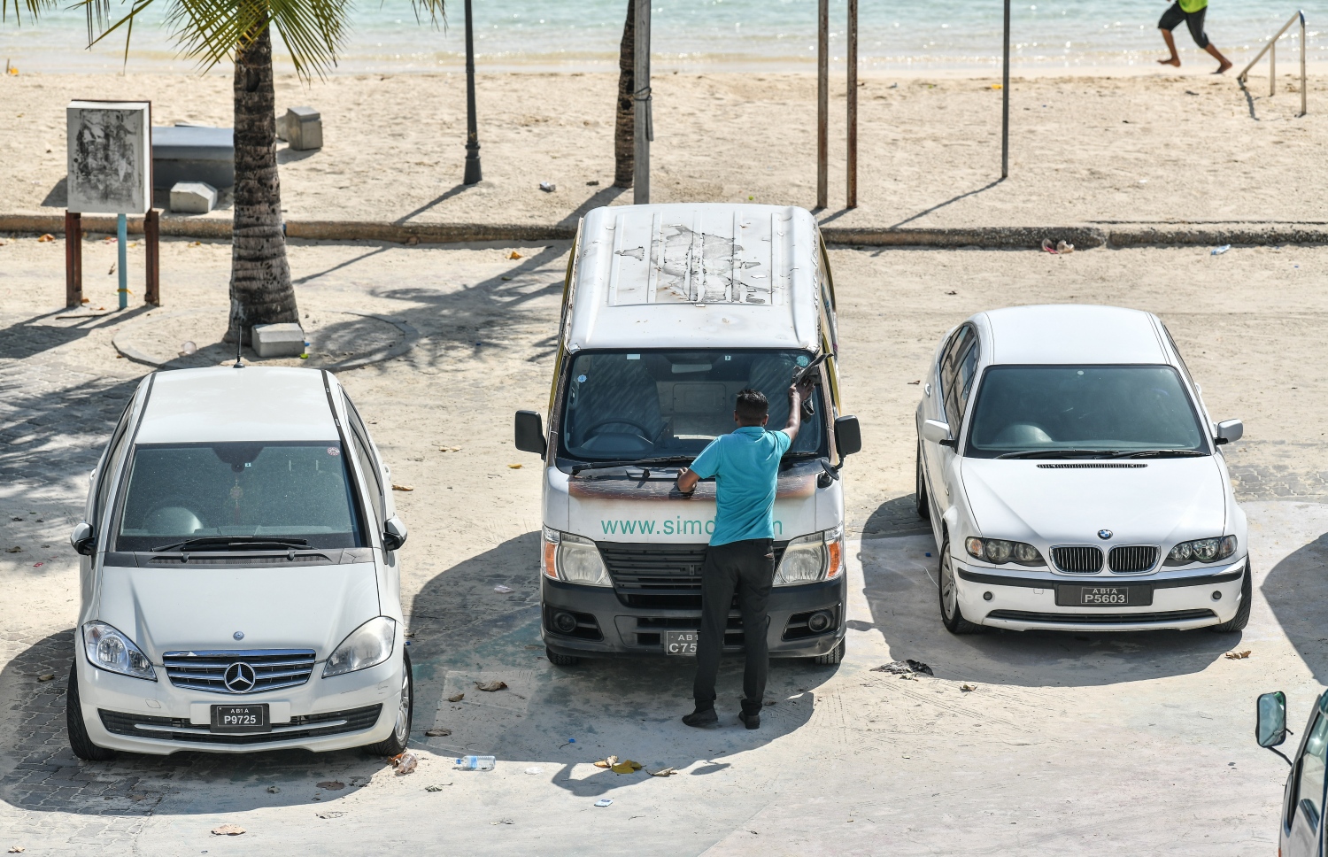 ބީޗް ސަރަހައްދުގައި ޕާކް ކޮށްފައިވާ ވެހިކަލެއް ސާފުކުރަނީ-- ފޮޓޯ: ނިޝާން އަލީ/ މިހާރު