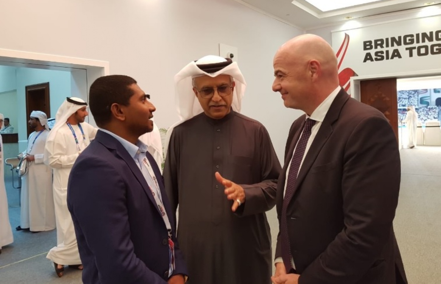 ސްޕޯޓްސް މިނިސްޓަރު މަހުލޫފް (ވ) ފީފާގެ ރައީސް އިންފަންޓީނޯ (ކ) އާއި އޭއެފްސީގެ ރައީސް ޝެއިޚް ސަލްމާންއާ އެކުގައި: ފީފާ އާއި އޭއެފްސީގެ ގަވާއިދުތަކަށް ރާއްޖޭން އިހުތިރާމްކުރާނެ ކަމަށް ވިދާޅުވި.