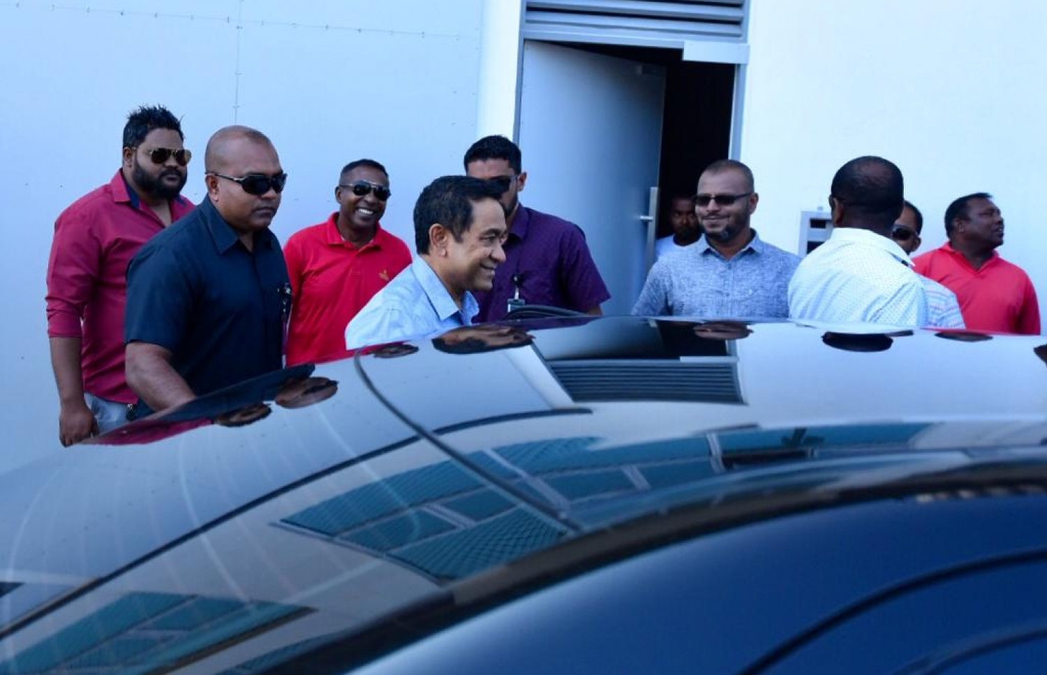 ފުލުހުންގެ އިދާރާ އަށް އާދީއްތަދުވަހު ވަޑައިގަތުމަށް ކުރީގެ ރައީސް ޔާމީން ކާރަށް އަރާވަޑައިގަންނަވަނީ. --މިހާރު ފޮޓޯ:ނިޝާތު