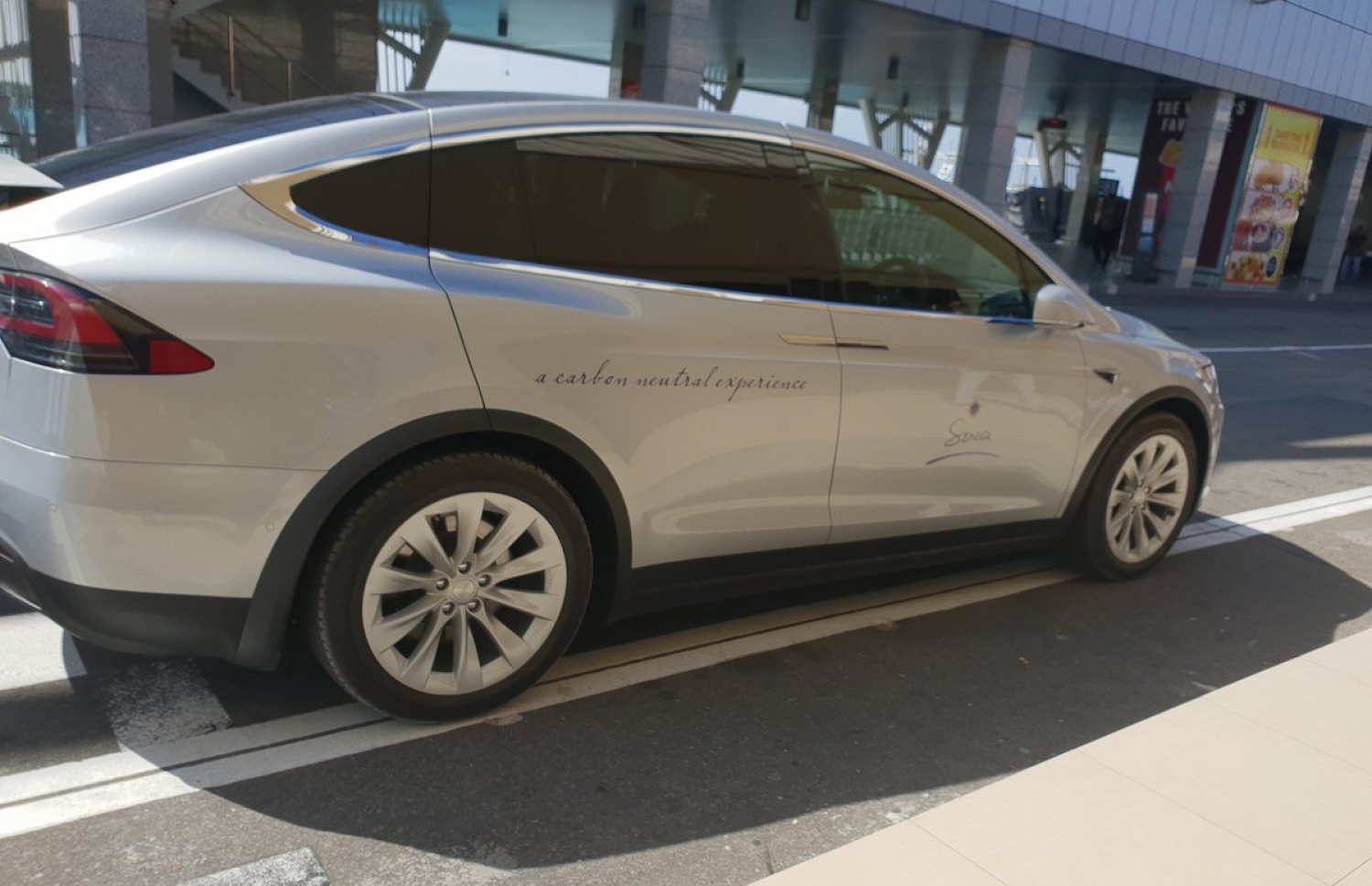 ސޮނޭވާއިން ރާއްޖެ ގެނައި ޓެސްލާ ބްރޭންޑްގެ ކާރު ވެލާނާ އިންޓަނޭޝަނަލް އެއާޕޯޓުގައި--