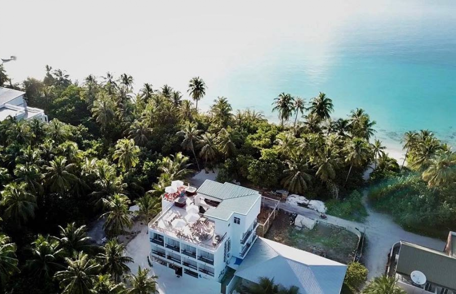 އދ. ދިގުރަށުގެ ގެސްޓްހައުސްއެއް: ފުޅާދާއިރާއެއްގައި ގެސްޓްހައުސް ވިޔަފާރީކުރަމުން އަންނަ އެ ރަށުގެ ލޭންޑް ޔޫސް ޕްލޭނަށް ވެސް ހުއްދީފައިވޭ -- ފޮޓޯ: ދި އެޑިޝަން