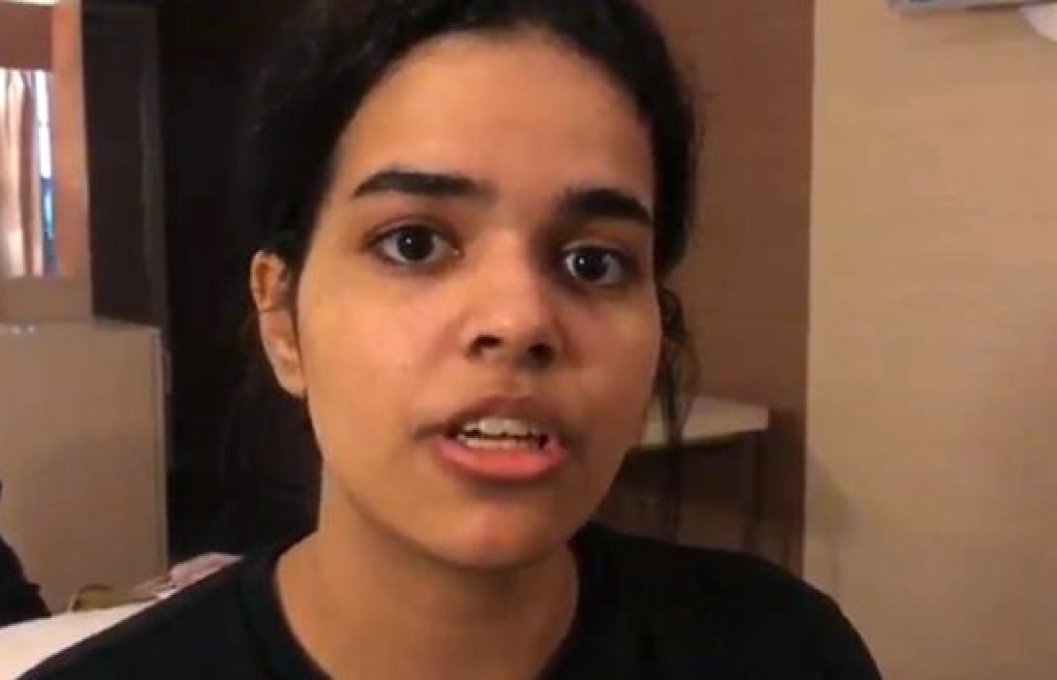 އާއިލާ އަށް ފިލައިގެން ބެންކޮކަށް ދިޔަ ސައުދީ އަންހެން ކުއްޖާ. --ފޮޓޯ:އޭއެފްޕީ