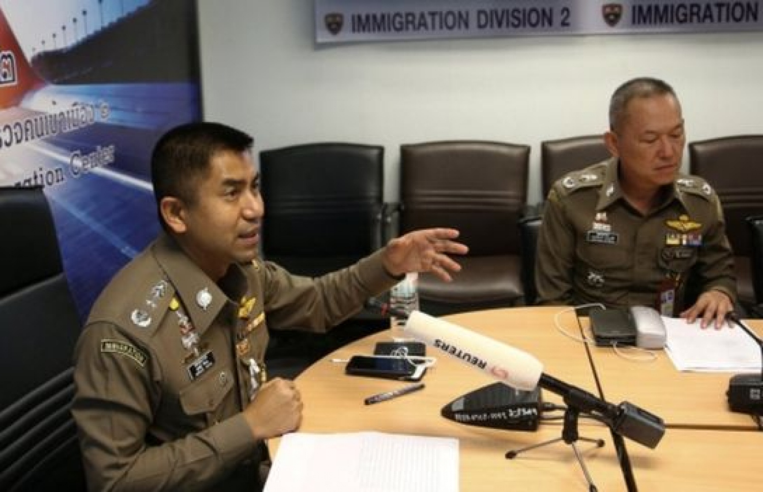 ތައިލެންޑުގެ ޗީފް އިމިގްރޭޝަން ޕޮލިސް އޮފިސަރު ވާހަކަ ދައްކަވަނީ. --ފޮޓޯ:ރޮއިޓާސް