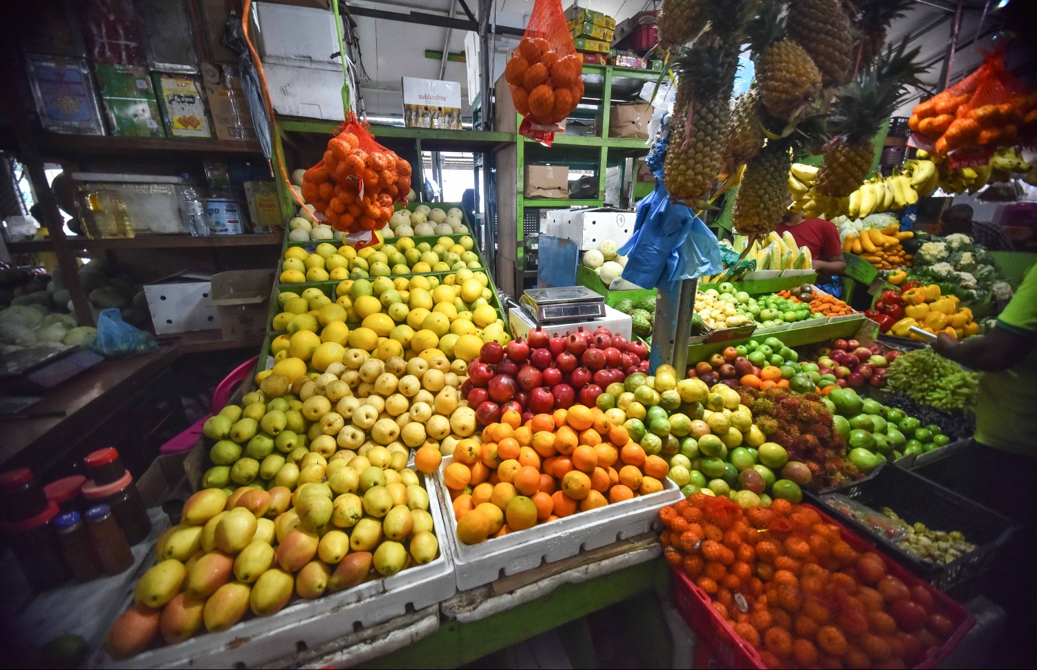 ދަތުރުވެރިންގެ މާރުކޭޓުގައި ބޭރުގެ އުފެއްދުންތައް ވިއްކަން ބަހައްޓާފައި-- ފޮޓޯ: ހުސައިން ވަހީދު/މިހާރު