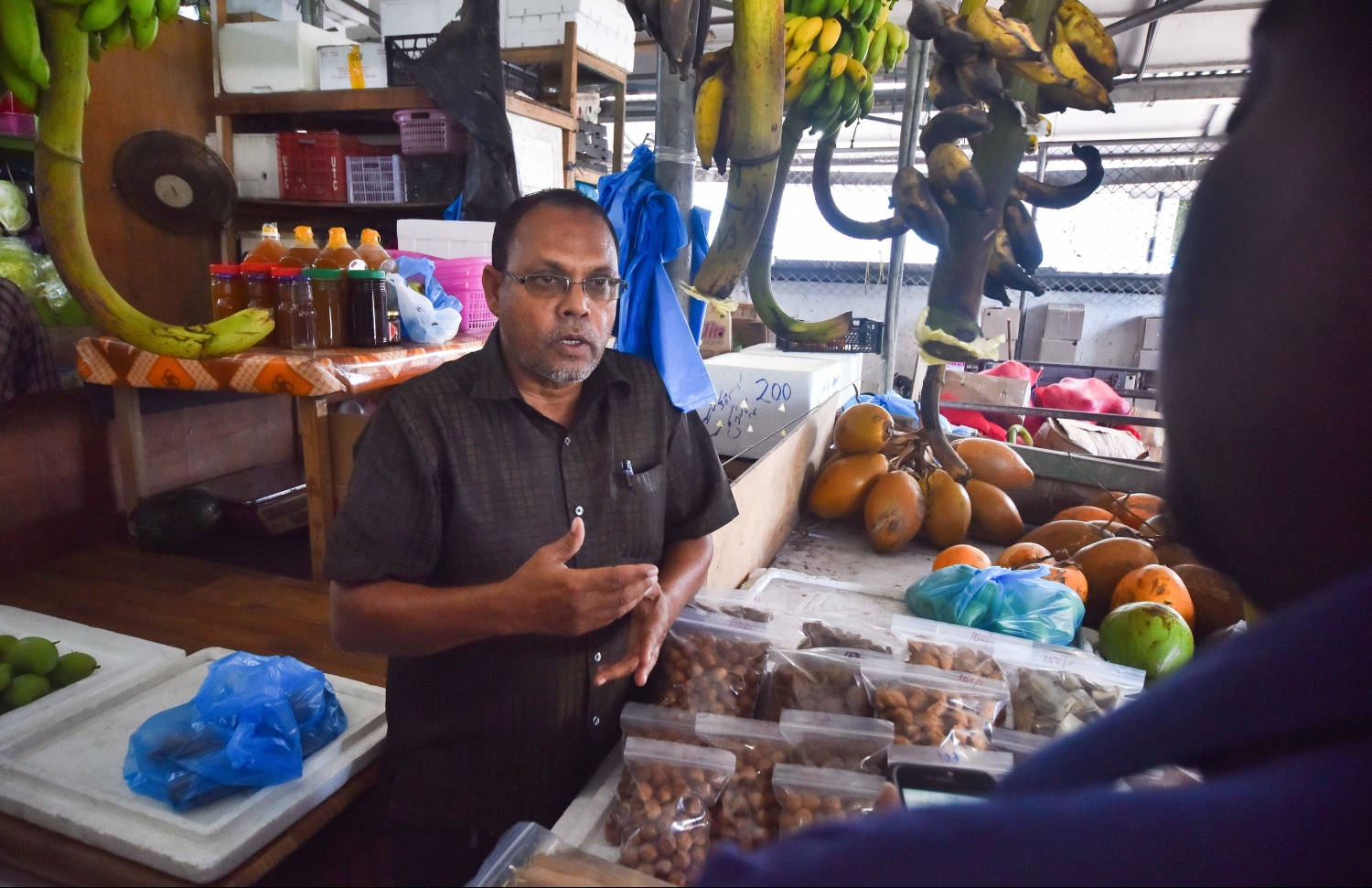 އަލީ އިބްރާހިމް "މިހާރު" އާ ވާހަކަ ދައްކަނީ-- އޭނާ ބުނީ ދަނޑުވެރިންނަށް ގޮޅިތައް ލިބިގެން ނޫނީ އެކަން ކުރެވެން ނެތް ކަމަށް-- ފޮޓޯ: ހުސައިން ވަހީދު/މިހާރު