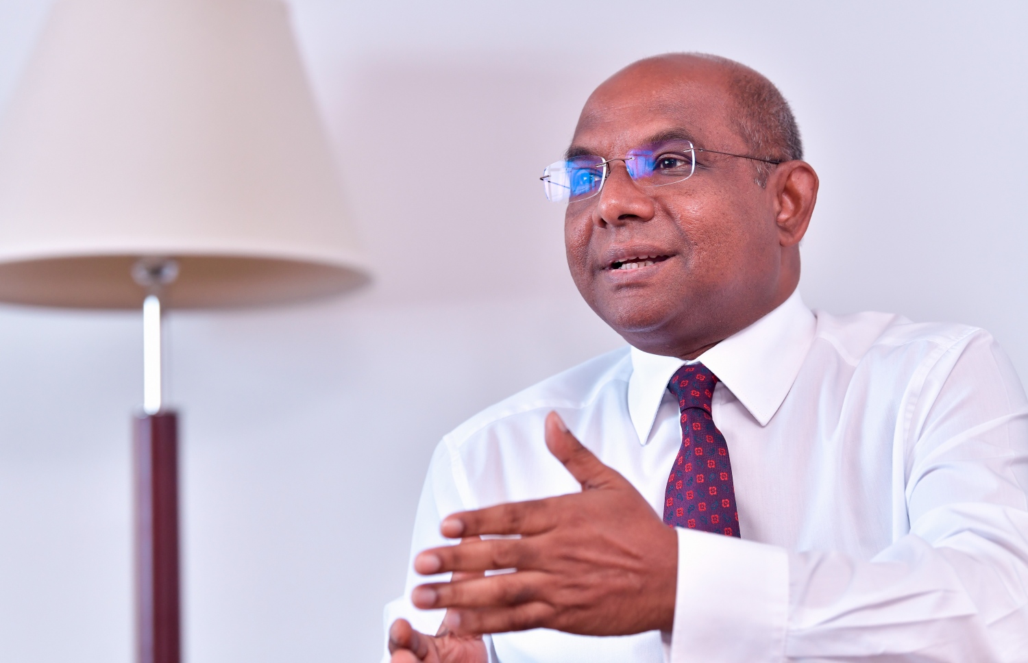 ފޮރިން މިނިސްޓަރު ޝާހިދު "މިހާރު"އާ ވާހަކަ ދައްކަވަނީ. --ފޮޓޯ: ހުސެއިން ވަހީދު/މިހާރު