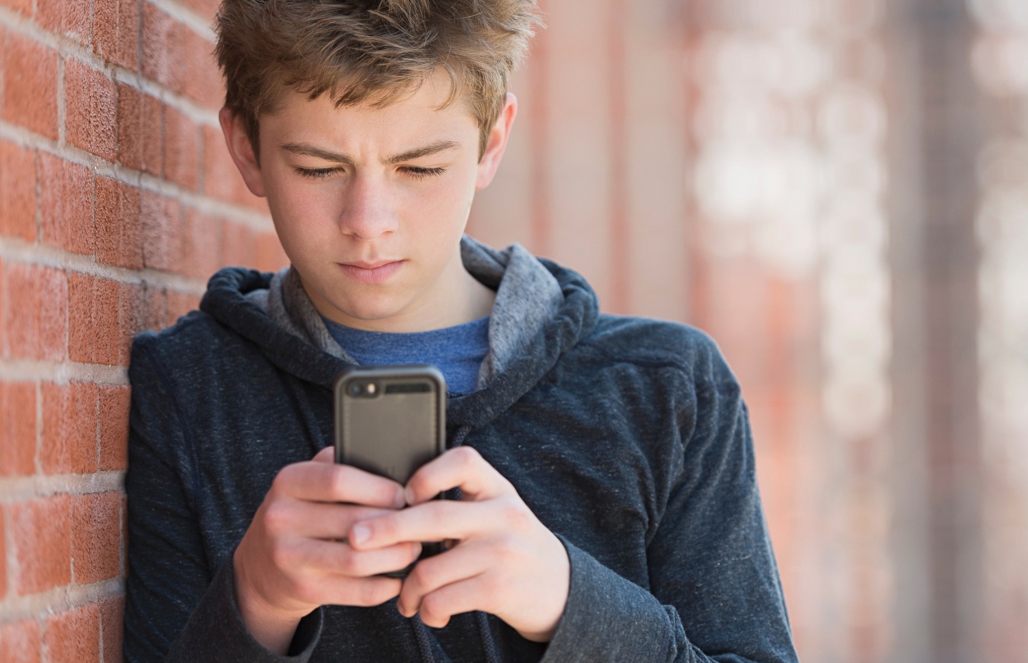 ފުރާވަރުގެ ފިރިހެން ކުއްޖަކު ފޯނާ އެކު.