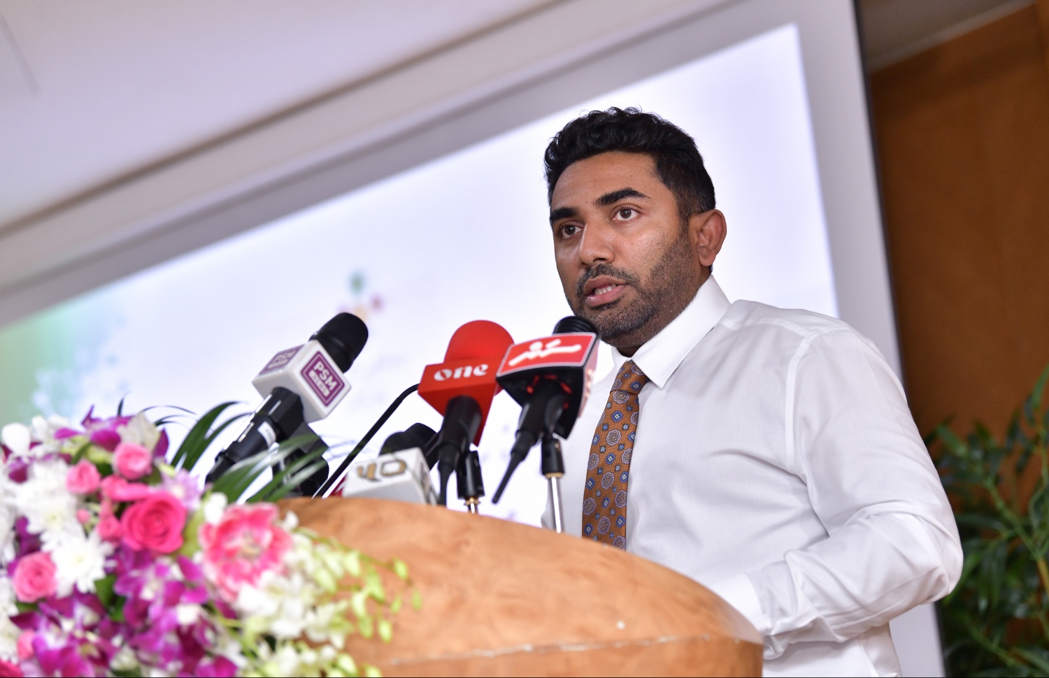 ޓެކްސީ ޑްރައިވަރުންނަށް އަމާޒުކޮށްގެން ހެލްތު މިނިސްޓްރީގެ ފަރާތުން ހިންގާ "ފަސްޓް ރެސްޕޮންޑާ ޓްރެއިނިން" ޕްރޮގްރާމް ފެށުމުގެ ގޮތުން ސްޓެލްކޯ މާލަމުގައި ބޭއްވި ރަސްމިއްޔާތުގައި ހެލްތު މިނިސްޓަރު އަމީން ވާޙަކަދައްކަވަނީ.---ފޮޓޯ: ހުސައިން ވަހީދު/މިހާރު