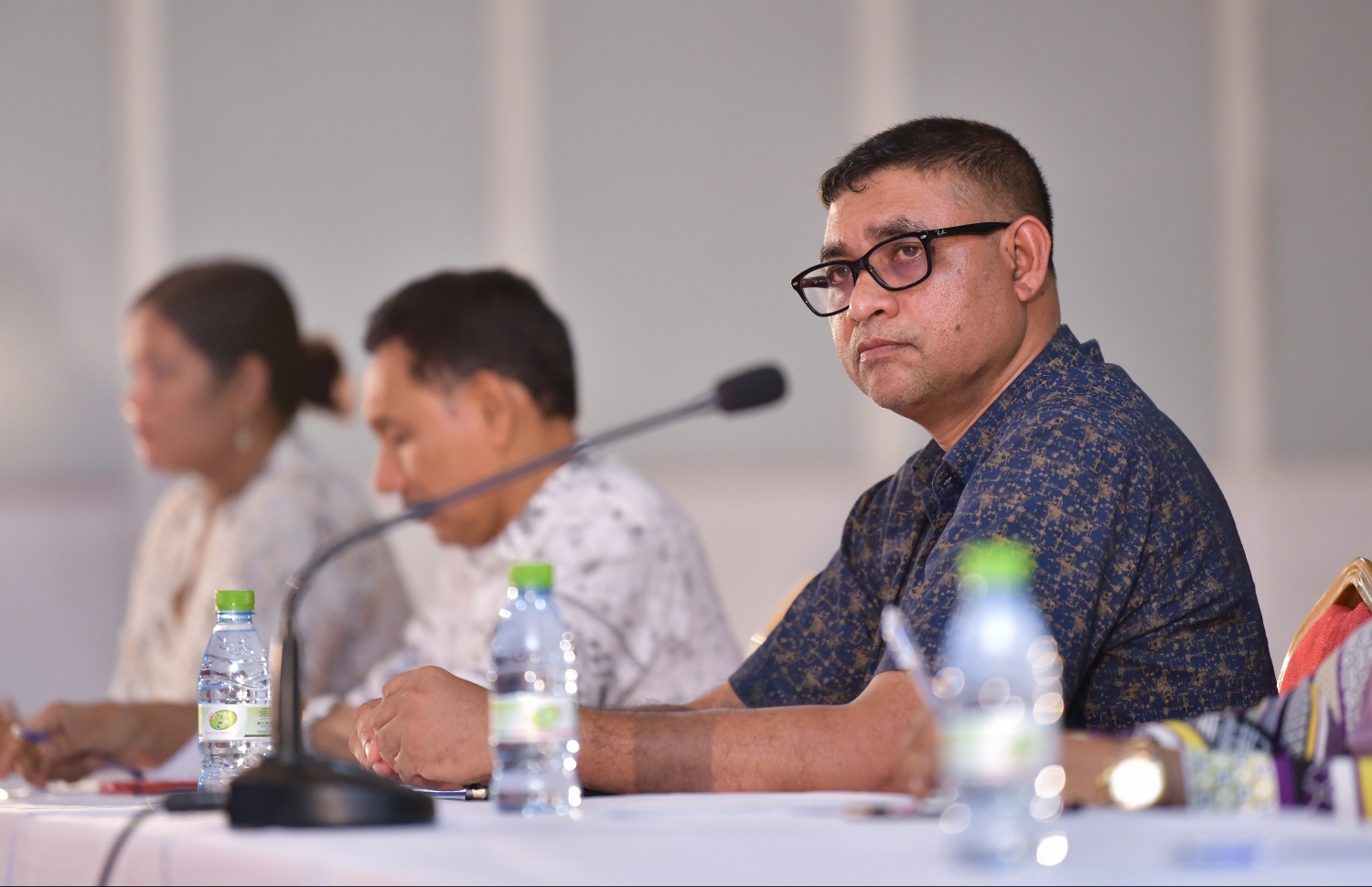 މާލެ: ޖެނުއަރީ 8، 2019- މާލެ-ހުޅުލެ އަދި ހުޅުމާލެ އަށް ޓެކްސީތަކުން ކުރާ ދަތުރުތަކަށް ނަގާ ފީ އާ ގުޅޭ ގޮތުން ޓެކްސީ ޑްރައިވަރުންނާއި އާންމުންގެ ޚިޔާލު ހޯދުމަށް ޓްރާންސްޕޯޓް މިނިސްޓްރީން ބޭއްވި ބައްދަލުވުމުގެ ރިޔާސަތު މޭޒުގައި އެ މިނިސްޓްރީގެ ސްޓޭޓް މިނިސްޓަރު އަހުމަދު އާދިލް.---ފޮޓޯ: ހުސައިން ވަހީދު/މިހާރު