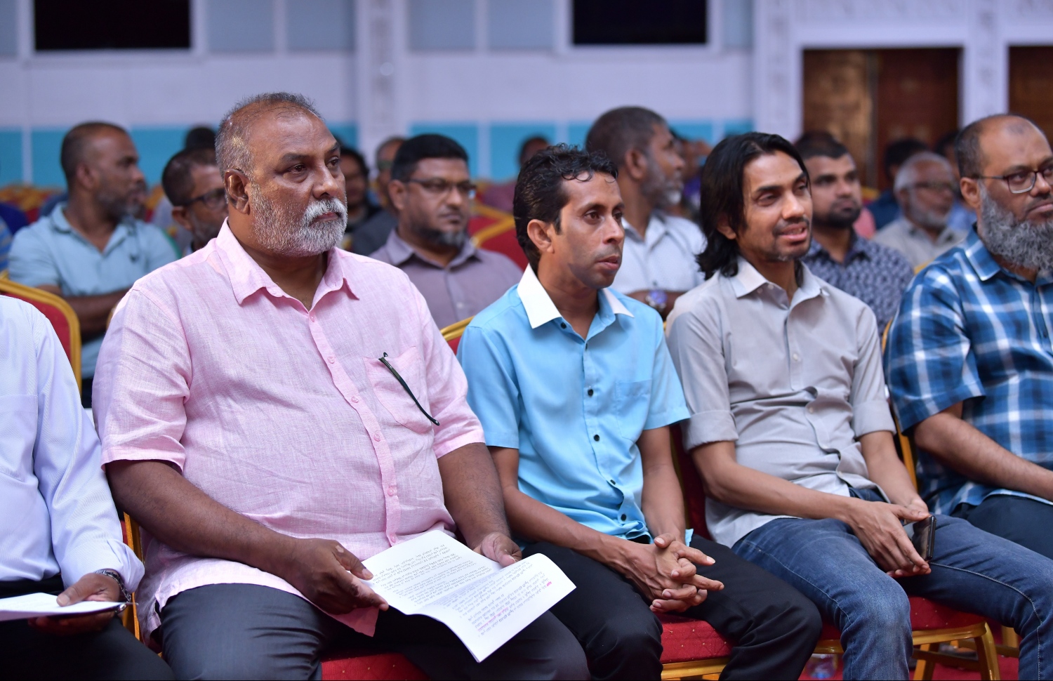 މާލެ: ޖެނުއަރީ 8، 2019- މާލެ-ހުޅުލެ އަދި ހުޅުމާލެ އަށް ޓެކްސީތަކުން ކުރާ ދަތުރުތަކަށް ނަގާ ފީ އާ ގުޅޭ ގޮތުން ޓެކްސީ ޑްރައިވަރުންނާއި އާންމުންގެ ޚިޔާލު ހޯދުމަށް ޓްރާންސްޕޯޓް މިނިސްޓްރީން ބޭއްވި ބައްދަލުވުމުގެ ތެރެއިން.---ފޮޓޯ: ހުސައިން ވަހީދު/މިހާރު