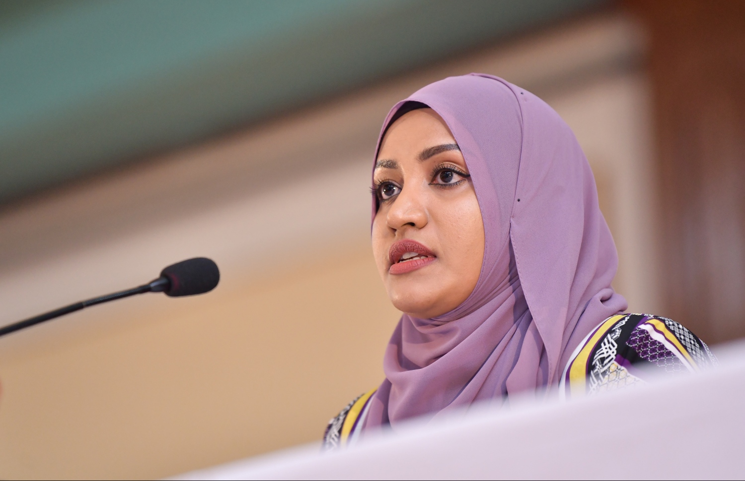 މާލެ: ޖެނުއަރީ 8، 2019- މާލެ-ހުޅުލެ އަދި ހުޅުމާލެ އަށް ޓެކްސީތަކުން ކުރާ ދަތުރުތަކަށް ނަގާ ފީ އާ ގުޅޭ ގޮތުން ޓެކްސީ ޑްރައިވަރުންނާއި އާންމުންގެ ޚިޔާލު ހޯދުމަށް ޓްރާންސްޕޯޓް މިނިސްޓްރީން ބޭއްވި ބައްދަލުވުމުގައި ޓްރާންސްޕޯޓް މިނިސްޓަރު އާއިޝަތު ނަހުލާ ވާހަކަ ދައްކަވަނީ.---ފޮޓޯ: ހުސައިން ވަހީދު/މިހާރު