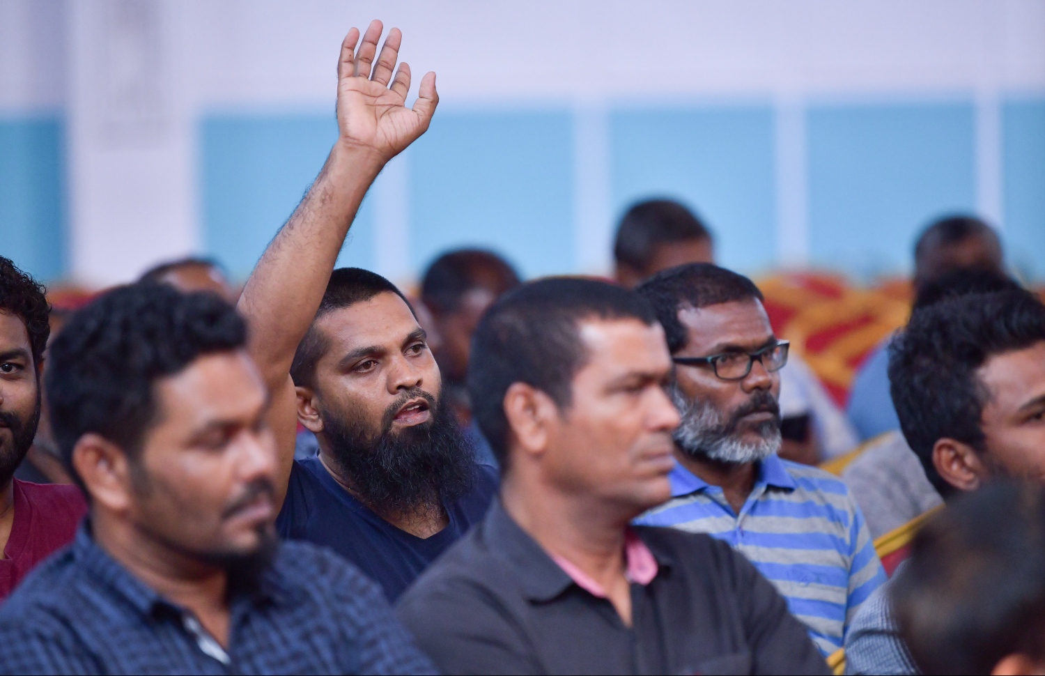 މާލެ: ޖެނުއަރީ 8، 2019- މާލެ-ހުޅުލެ އަދި ހުޅުމާލެ އަށް ޓެކްސީތަކުން ކުރާ ދަތުރުތަކަށް ނަގާ ފީ އާ ގުޅޭ ގޮތުން ޓެކްސީ ޑްރައިވަރުންނާއި އާންމުންގެ ޚިޔާލު ހޯދުމަށް ޓްރާންސްޕޯޓް މިނިސްޓްރީން ބޭއްވި ބައްދަލުވުމުގައި ޚިޔާލު ފާޅުކުރުމަށްޓަކައި މީހަކު އަތް ނަގަނީ.---ފޮޓޯ: ހުސައިން ވަހީދު/މިހާރު