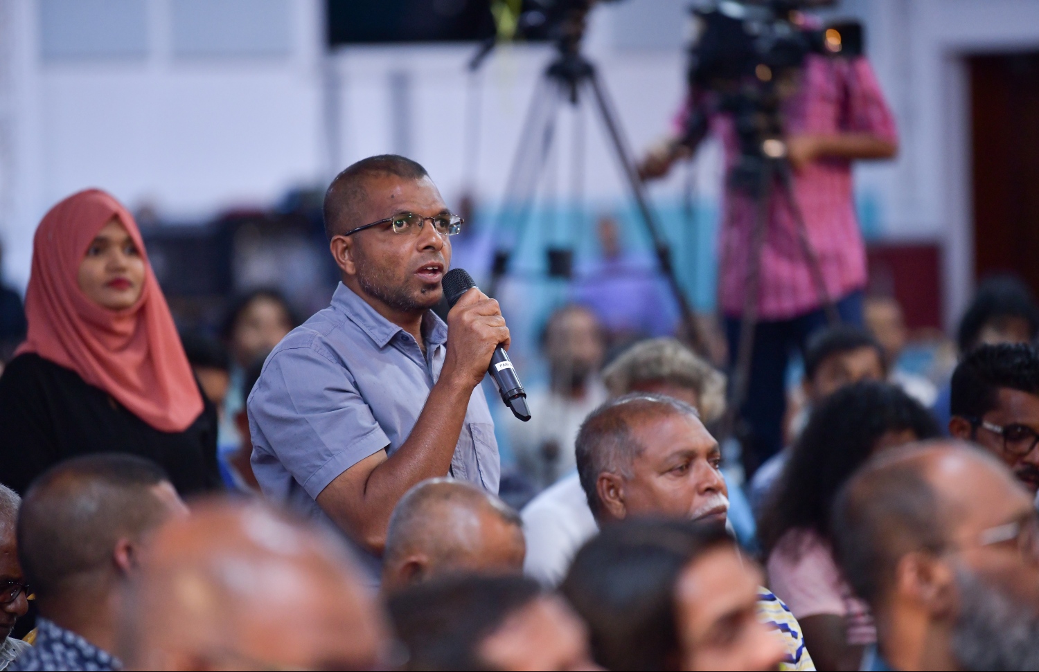 މާލޭގައި ދުއްވާ ޓެކްސީތަކުން ދަތުރުކޮށްދޭނެ އަގު ކަނޑައެޅުމަށް އާންމުންނާއި ޓެކްސީ ޑްރައިވަރުންގެ ހިޔާލު ހޯދުމަށް ޓްރާންސްޕޯޓް މިނިސްޓްރީން މިދިޔަ ހަފުތާގައި ބޭއްވި ބައްދަލުވުމުގައި މީހަކު ވާހަކަ ދައްކަނީ.---ފޮޓޯ: ހުސައިން ވަހީދު/މިހާރު