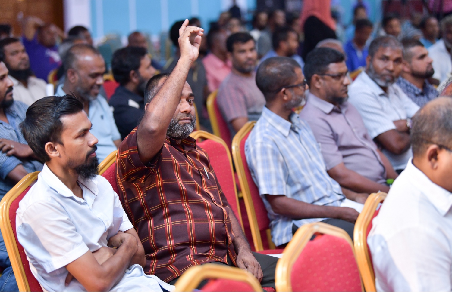 މާލެ: ޖެނުއަރީ 8، 2019- މާލެ-ހުޅުލެ އަދި ހުޅުމާލެ އަށް ޓެކްސީތަކުން ކުރާ ދަތުރުތަކަށް ނަގާ ފީ އާ ގުޅޭ ގޮތުން ޓެކްސީ ޑްރައިވަރުންނާއި އާންމުންގެ ޚިޔާލު ހޯދުމަށް ޓްރާންސްޕޯޓް މިނިސްޓްރީން ބޭއްވި ބައްދަލުވުމުގައި ޚިޔާލު ފާޅުކުރުމަށްޓަކައި މީހަކު އަތް ނަގަނީ.---ފޮޓޯ: ހުސައިން ވަހީދު/މިހާރު