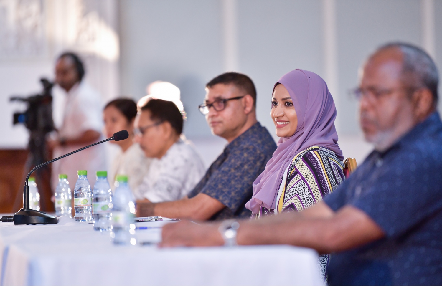 މާލެ: ޖެނުއަރީ 8، 2019- މާލެ-ހުޅުލެ އަދި ހުޅުމާލެ އަށް ޓެކްސީތަކުން ކުރާ ދަތުރުތަކަށް ނަގާ ފީ އާ ގުޅޭ ގޮތުން ޓެކްސީ ޑްރައިވަރުންނާއި އާންމުންގެ ޚިޔާލު ހޯދުމަށް ޓްރާންސްޕޯޓް މިނިސްޓްރީން ބޭއްވި ބައްދަލުވުމުގެ ރިޔާސަތު މޭޒުގައި ޓްރާންސްޕޯޓް މިނިސްޓަރު އާއިޝަތު ނަހުލާ (މ) އަދި އެ މިނިސްޓްރީ އާއި މާލެ ސިޓީ ކައުންސިލްގެ ބައެއް އިސްވެރިން.---ފޮޓޯ: ހުސައިން ވަހީދު/މިހާރު