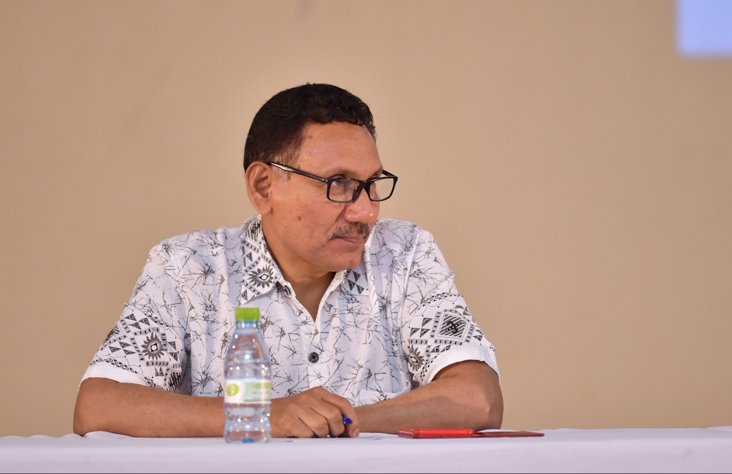 މާލެ: ޖެނުއަރީ 8، 2019- މާލެ-ހުޅުލެ އަދި ހުޅުމާލެ އަށް ޓެކްސީތަކުން ކުރާ ދަތުރުތަކަށް ނަގާ ފީ އާ ގުޅޭ ގޮތުން ޓެކްސީ ޑްރައިވަރުންނާއި އާންމުންގެ ޚިޔާލު ހޯދުމަށް ޓްރާންސްޕޯޓް މިނިސްޓްރީން ބޭއްވި ބައްދަލުވުމުގެ ރިޔާސަތު މޭޒުގައި ޓްރާންސްޕޯޓް އޮތޯރިޓީގެ ޗެއާމަން މަހުދީ އިމާދު.---ފޮޓޯ: ހުސައިން ވަހީދު/މިހާރު