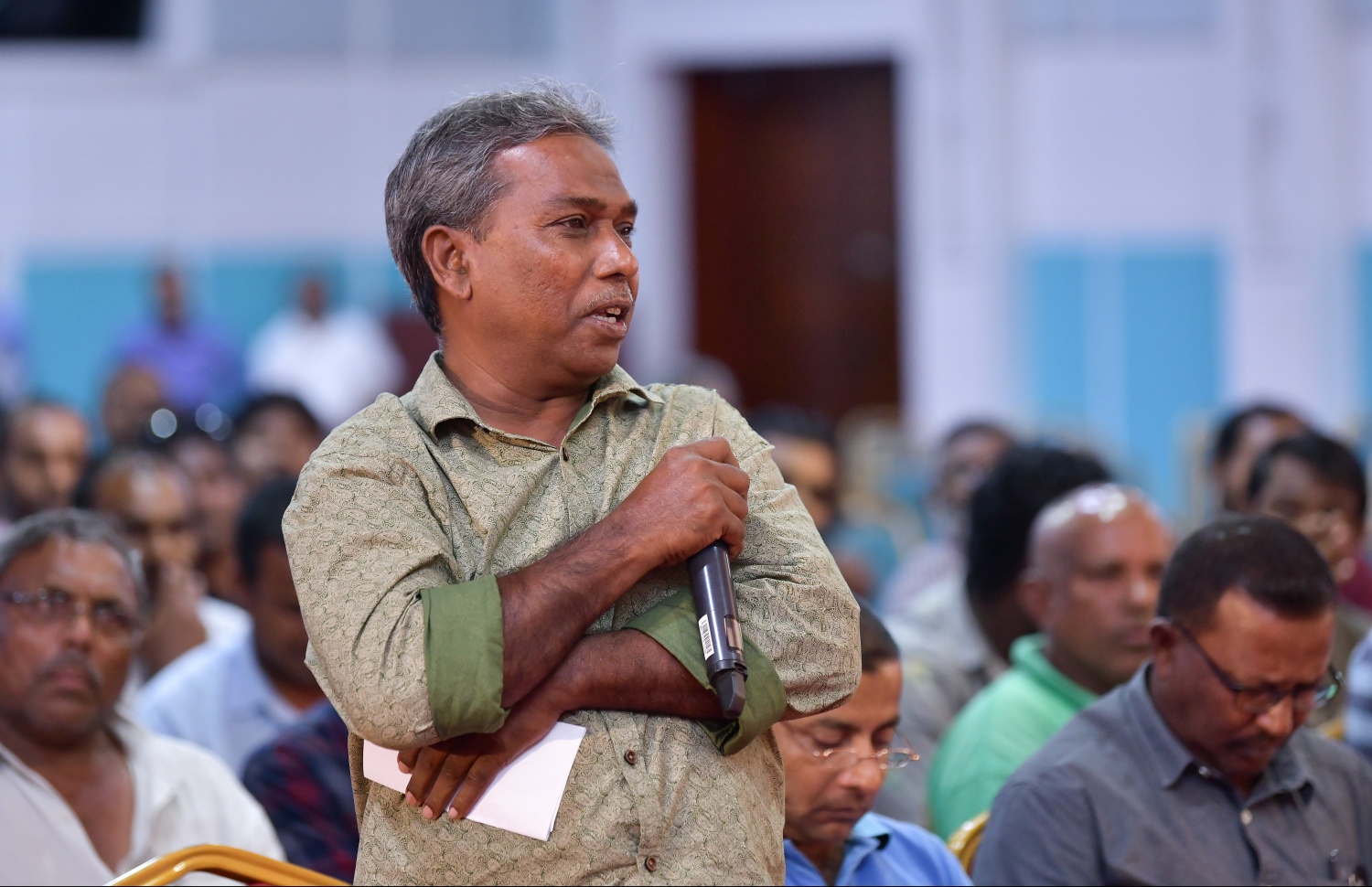 މާލެ: ޖެނުއަރީ 8، 2019- ޓެކްސީ ހިދުމަތްތަކާބެހޭ ހިޔާލު ހޯދުމުގެ ގޮތުން ޓެކްސީ ޑްރައިވަރުންނާއި ޓެކްސީގެ ހިދުމަތް ހޯދާ ފަރާތްތަކަށް އަމާޒުކޮށްގެން ޓްރާންސްޕޯޓް މިނިސްޓްރީގެ ފަރާތުން ދަރުބާރުގޭގައި ބޭއްވި ފޯރަމްގައި ބައިވެރިވި ޑްރައިވަރަކު އޭނާގެ ހިޔާލު ފާޅުކުރަނީ.---ފޮޓޯ: ހުސައިން ވަހީދު/މިހާރު