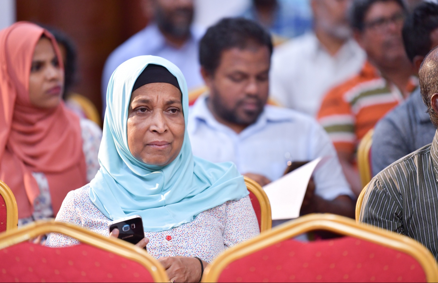 މާލެ: ޖެނުއަރީ 8، 2019- މާލެ-ހުޅުލެ އަދި ހުޅުމާލެ އަށް ޓެކްސީތަކުން ކުރާ ދަތުރުތަކަށް ނަގާ ފީ އާ ގުޅޭ ގޮތުން ޓެކްސީ ޑްރައިވަރުންނާއި އާންމުންގެ ޚިޔާލު ހޯދުމަށް ޓްރާންސްޕޯޓް މިނިސްޓްރީން ބޭއްވި ބައްދަލުވުމުގައި ހައުސިން އެންޑް އާބަން ޑިވެލޮޕްމަންޓް މިނިސްޓަރު އައިމިނަތު އާތިފާ ބައިވެރިވެވަޑައިގަންނަވަނީ.---ފޮޓޯ: ހުސައިން ވަހީދު/މިހާރު