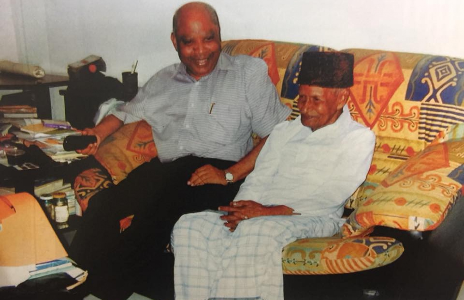 އަލީ ހުސެއިން (ވ) މަޝްހޫރު އަތުލިޔުންތެރިޔާ މަރުހޫމް ތަބައްއަލިފުޅާ އެކު.