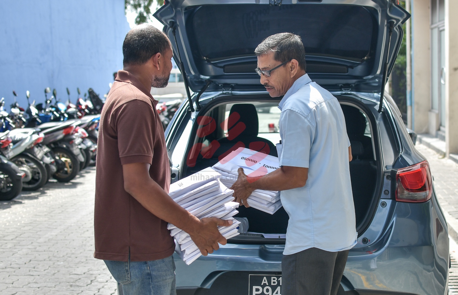 ޕީއެންސީން އީސީ އަށް ފޯމު ހުށަހަޅަނީ. --ފޮޓޯ/މިހާރު