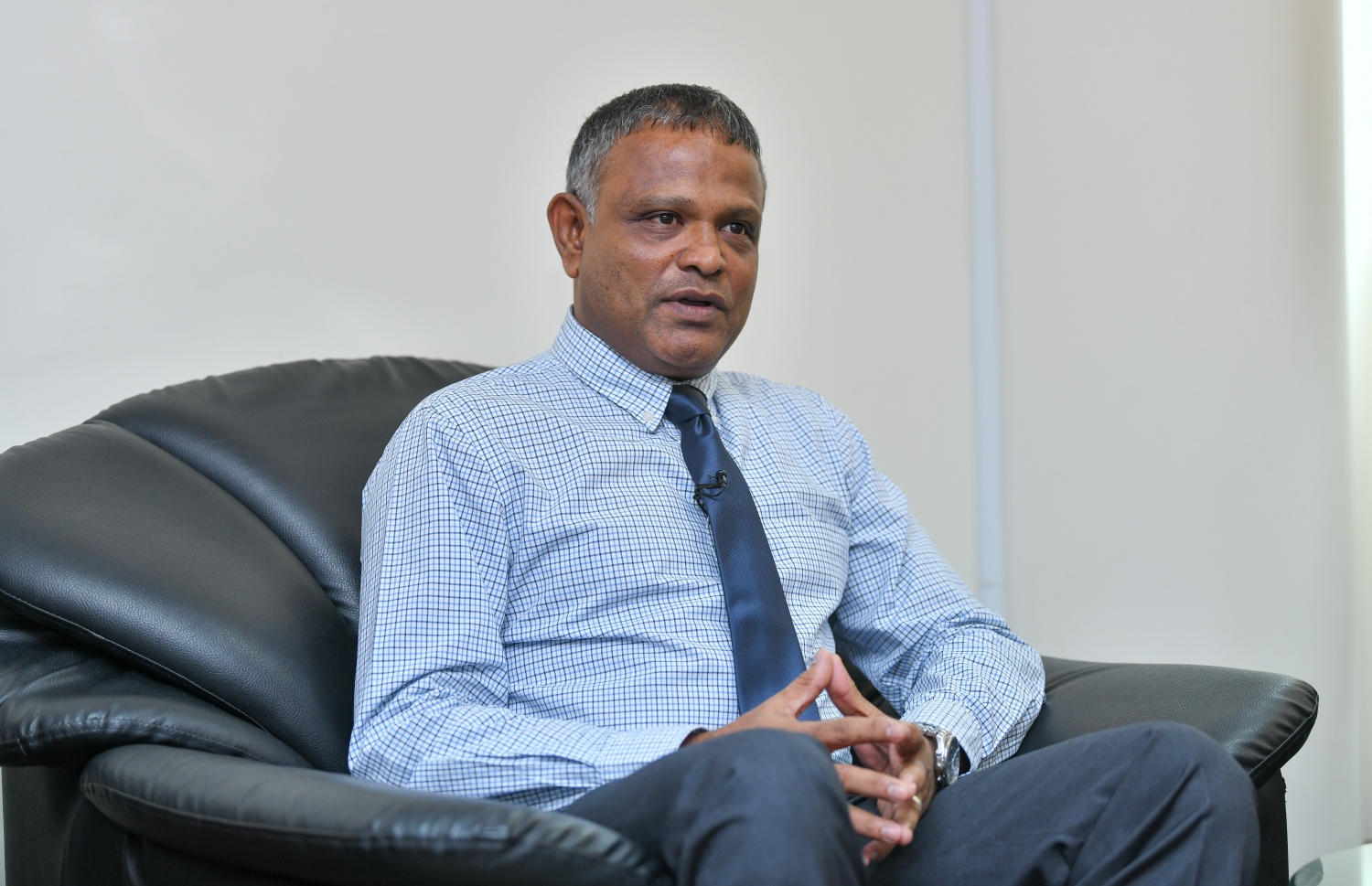 ހަޔަ އެޑިއުކޭޝަން މިނިސްޓަރު ޑރ. އިބްރާހިމް ހަސަން "މިހާރު" އަށް އިންޓަވިއުދެއްވަނީ.-- ފޮޓޯ: އަހުމަދު ނިޝާތު/ މިހާރު