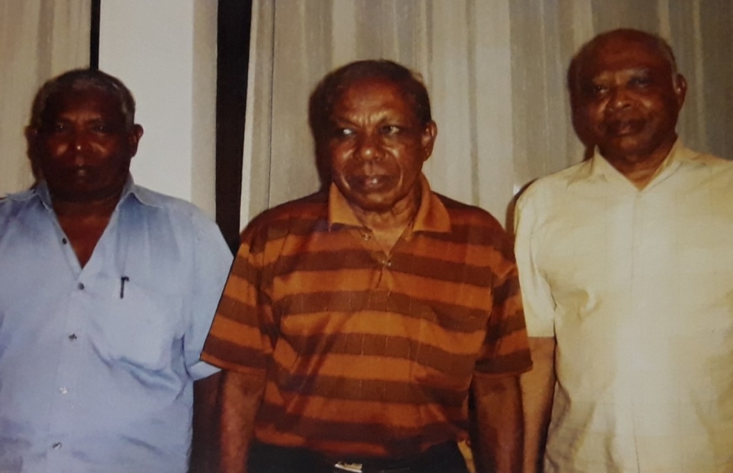 އަލީ ހުސެއިން (ކ) އާއިލީ ބައެއް ބޭފުޅުންނާ އެކު.