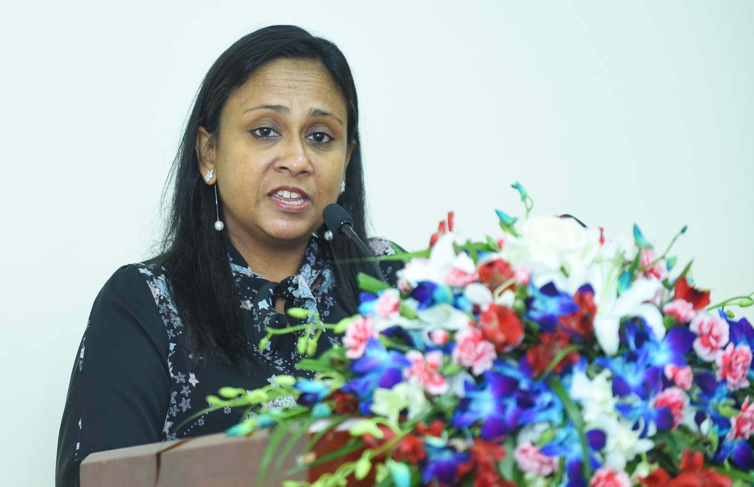 ޖަނަވާރުންނަށް ފަރުވާ ދޭ ފުރަތަމަ ކްލިނިކް ހުޅުވަން ބޭއްވި ރަސްމިއްޔާތުގައި ފިޝަރީޒް މިނިސްޓަރު ޒަހާ ވަހީދު ވާހަކަ ދައްކަވަނީ -- ފޮޓޯ: އަހުމަދު ނިޝާތު/މިހާރު