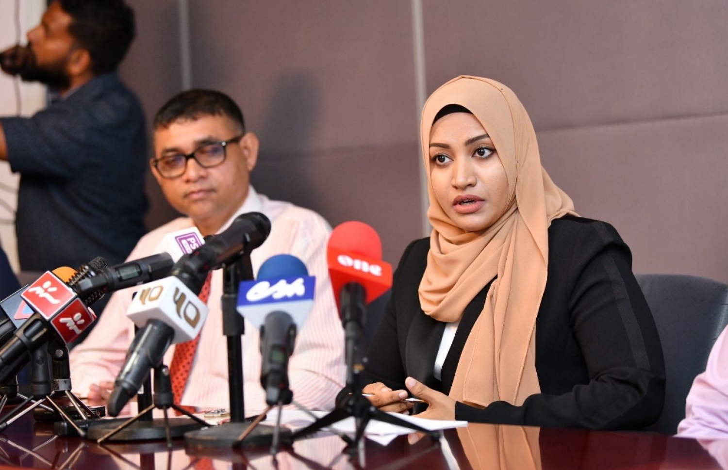 މިނިސްޓަރު ނަހުލާ ނޫސްވެރިންނާ ވާހަކަ ދައްކަވަނީ.--ފޮޓޯ: ހުސެއިން ވަހީދު/މިހާރު