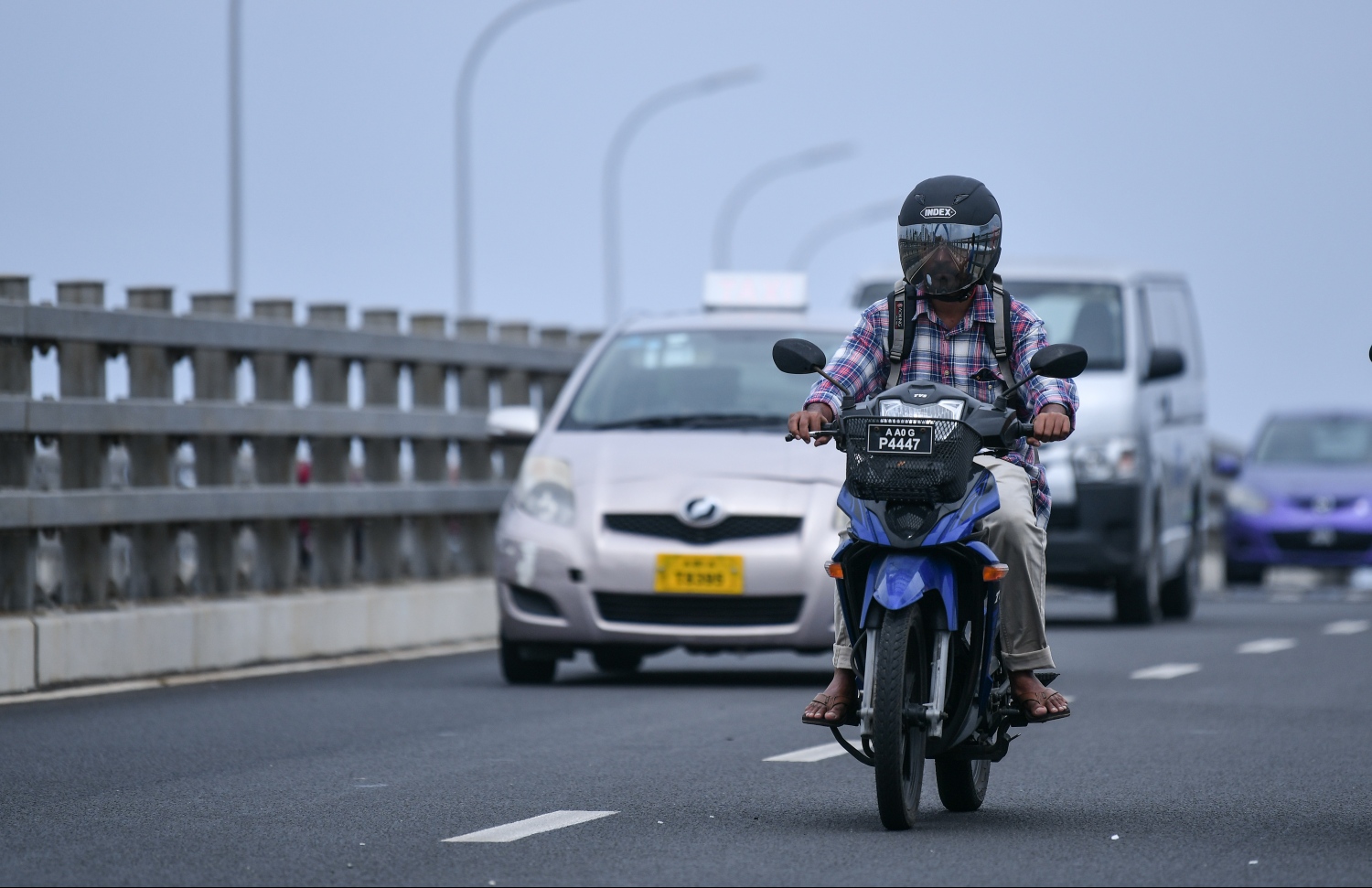 މާލެ: ޖެނުއަރީ 10، 2019- ސިނަމާލެ ބްރިޖު މަތިން ސައިކަލުގައި ދުއްވާފައި ދާ މީހަކު ހެލްމެޓް އަޅައިގެން: ބްރިޖުން ދަތުރުކުރާއިރު ހެލްމެޓް އަޅަން މަޖުބޫރުކޮށް، މާޗް މަހުގެ 10 ވަނަ ދުވަހުން ފެށިގެން އެއުސޫލަށް އަމަލުކުރަން ފެށުމަށް ޓްރާންސްޕޯޓް މިނިސްޓްރީން މިއަދު ވަނީ ހަމަޖައްސާފައި.---ފޮޓޯ: ހުސައިން ވަހީދު/މިހާރު