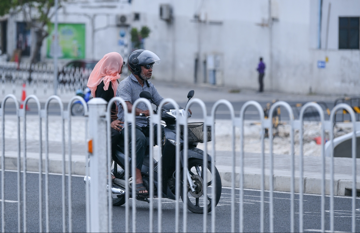 މާލެ: ޖެނުއަރީ 10، 2019- ސިނަމާލެ ބްރިޖު މަތިން ސައިކަލުގައި ދުއްވާފައި ދާ މީހަކު ހެލްމެޓް އަޅައިގެން: ބްރިޖުން ދަތުރުކުރާއިރު ހެލްމެޓް އަޅަން މަޖުބޫރުކޮށް، މާޗް މަހުގެ 10 ވަނަ ދުވަހުން ފެށިގެން އެއުސޫލަށް އަމަލުކުރަން ފެށުމަށް ޓްރާންސްޕޯޓް މިނިސްޓްރީން މިއަދު ވަނީ ހަމަޖައްސާފައި.---ފޮޓޯ: ހުސައިން ވަހީދު/މިހާރު