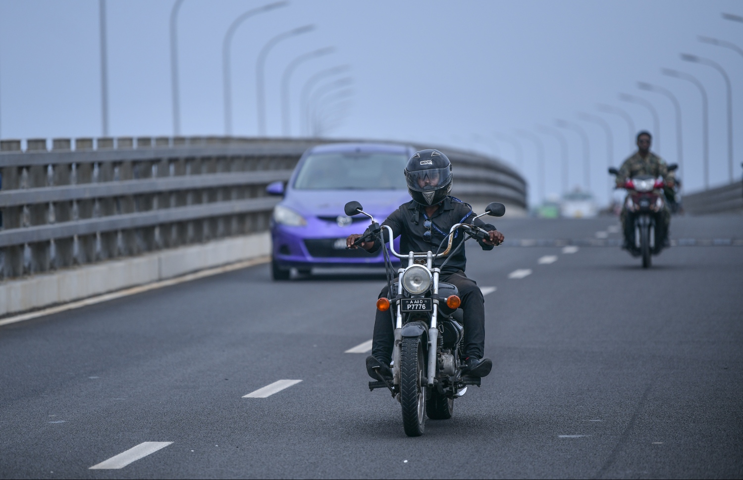 މާލެ: ޖެނުއަރީ 10، 2019- ސިނަމާލެ ބްރިޖު މަތިން ސައިކަލުގައި ދުއްވާފައި ދާ މީހަކު ހެލްމެޓް އަޅައިގެން: ބްރިޖުން ދަތުރުކުރާއިރު ހެލްމެޓް އަޅަން މަޖުބޫރުކޮށް، މާޗް މަހުގެ 10 ވަނަ ދުވަހުން ފެށިގެން އެއުސޫލަށް އަމަލުކުރަން ފެށުމަށް ޓްރާންސްޕޯޓް މިނިސްޓްރީން މިއަދު ވަނީ ހަމަޖައްސާފައި.---ފޮޓޯ: ހުސައިން ވަހީދު/މިހާރު