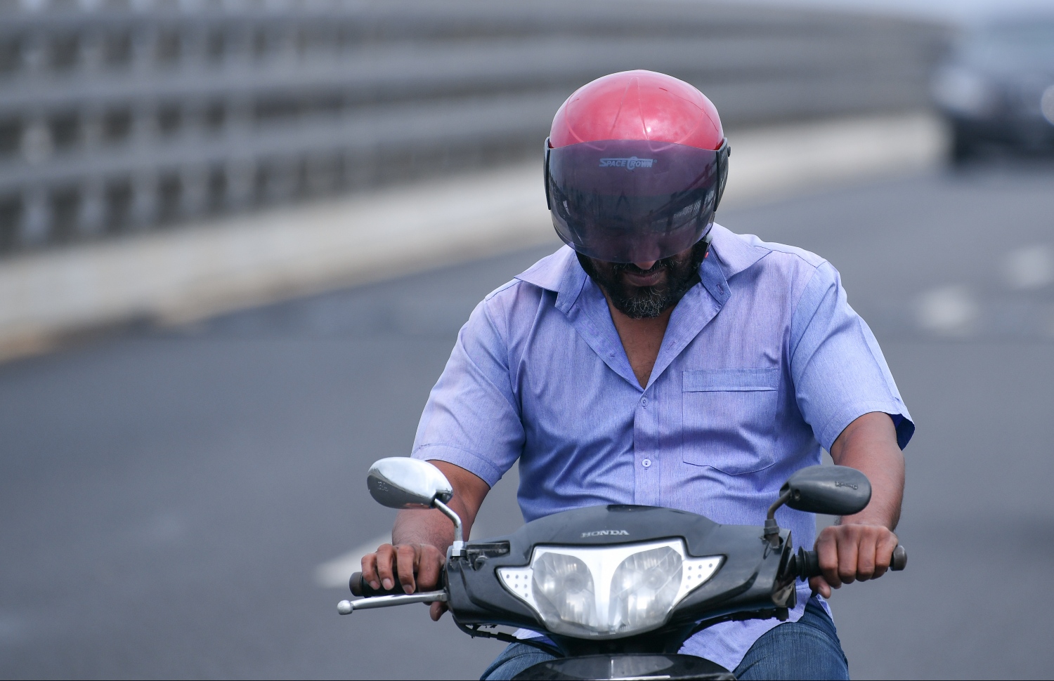 މާލެ: ޖެނުއަރީ 10، 2019- ސިނަމާލެ ބްރިޖު މަތިން ސައިކަލުގައި ދުއްވާފައި ދާ މީހަކު ހެލްމެޓް އަޅައިގެން: ބްރިޖުން ދަތުރުކުރާއިރު ހެލްމެޓް އަޅަން މަޖުބޫރުކޮށް، މާޗް މަހުގެ 10 ވަނަ ދުވަހުން ފެށިގެން އެއުސޫލަށް އަމަލުކުރަން ފެށުމަށް ޓްރާންސްޕޯޓް މިނިސްޓްރީން މިއަދު ވަނީ ހަމަޖައްސާފައި.---ފޮޓޯ: ހުސައިން ވަހީދު/މިހާރު