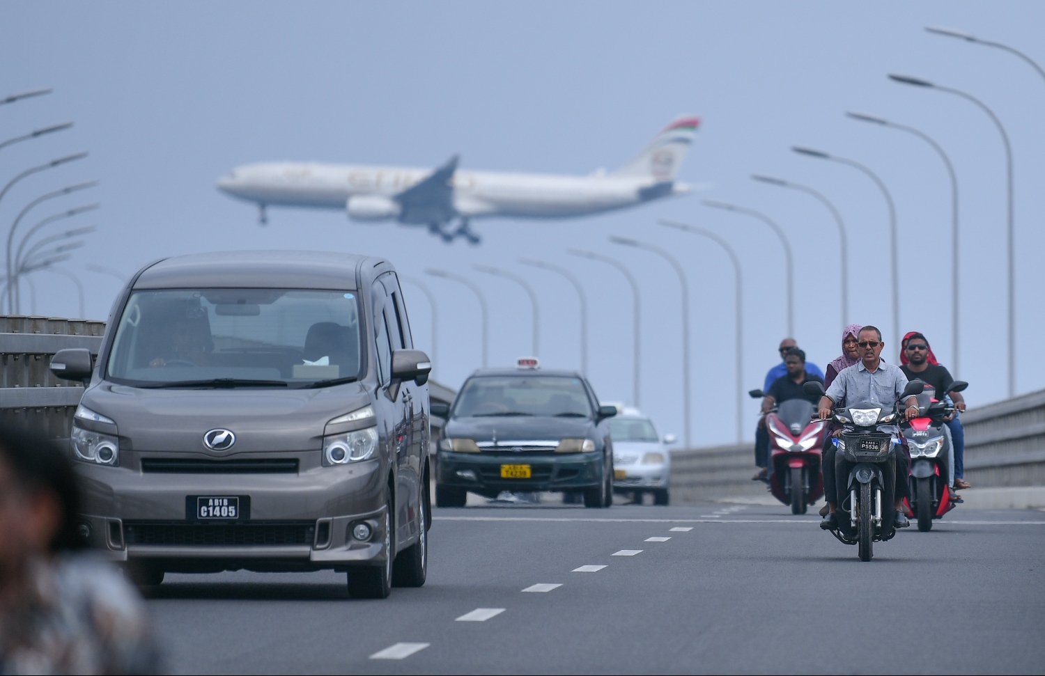 މާލެ: ޖެނުއަރީ 10، 2019- ސިނަމާލެ ބްރިޖު މަތިން ބަޔަކު ދަތުރުކޮށްފައި ދަނީ، މާޗް މަހުގެ 10 ވަނަ ދުވަހުން ފެށިގެން އެއުސޫލަށް އަމަލުކުރަން ފެށުމަށް ޓްރާންސްޕޯޓް މިނިސްޓްރީން މިއަދު ވަނީ ހަމަޖައްސާފައި.---ފޮޓޯ: ހުސައިން ވަހީދު/މިހާރު