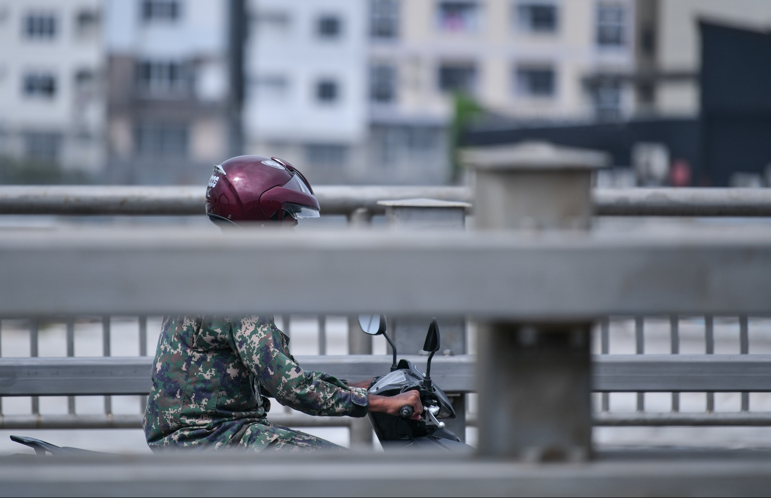 މާލެ: ޖެނުއަރީ 10، 2019- ސިނަމާލެ ބްރިޖު މަތިން ސައިކަލުގައި ދުއްވާފައި ދާ ސިފައިންގެ މީހަކު ހެލްމެޓް އަޅައިގެން: ބްރިޖުން ދަތުރުކުރާއިރު ހެލްމެޓް އަޅަން މަޖުބޫރުކޮށް، މާޗް މަހުގެ 10 ވަނަ ދުވަހުން ފެށިގެން އެއުސޫލަށް އަމަލުކުރަން ފެށުމަށް ޓްރާންސްޕޯޓް މިނިސްޓްރީން މިއަދު ވަނީ ހަމަޖައްސާފައި.---ފޮޓޯ: ހުސައިން ވަހީދު/މިހާރު