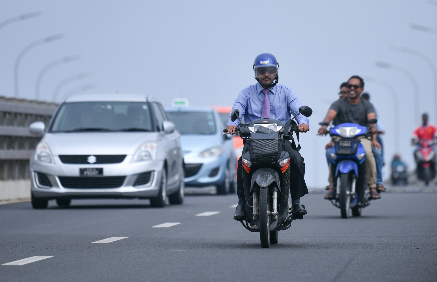 ބްރިޖުގައި ދުއްވާއިރު ހެލްމެޓު މަޖުބޫރުވުން