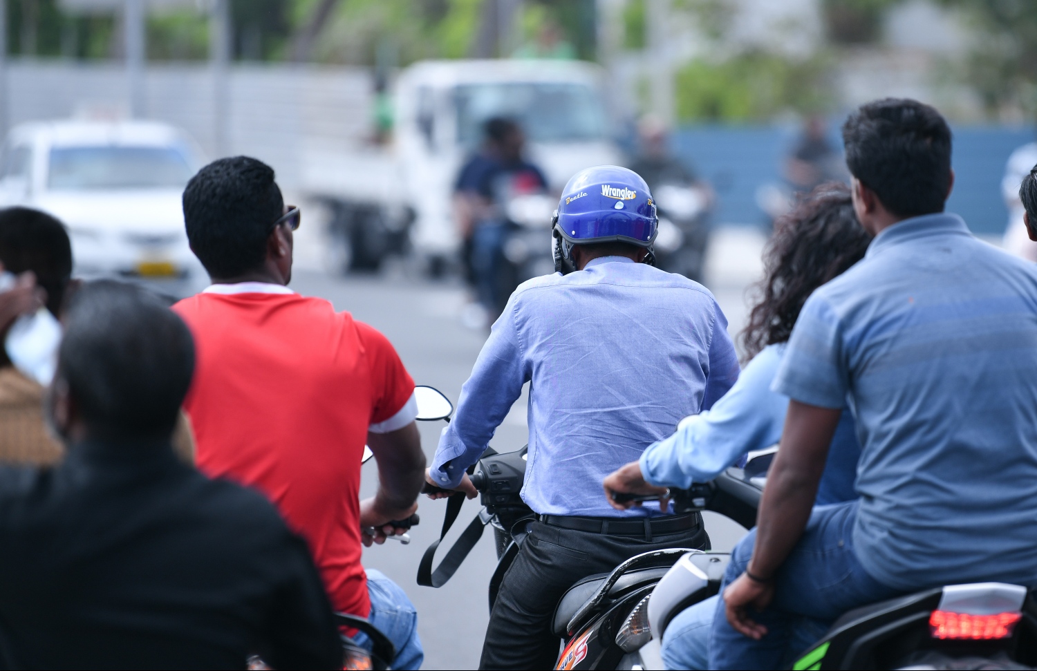 މާލެ: ޖެނުއަރީ 10، 2019- ސިނަމާލެ ބްރިޖުގެ ޓްރެފިކް ލައިޓުގައިޖެހި މަޑުކޮށްގެން ތިބި ބައެއްގެ ތެރެއިން އެކަކު ހެލްމެޓް އަޅައިގެން: ބްރިޖުން ދަތުރުކުރާއިރު ހެލްމެޓް އަޅަން މަޖުބޫރުކޮށް، މާޗް މަހުގެ 10 ވަނަ ދުވަހުން ފެށިގެން އެއުސޫލަށް އަމަލުކުރަން ފެށުމަށް ޓްރާންސްޕޯޓް މިނިސްޓްރީން މިއަދު ވަނީ ހަމަޖައްސާފައި.---ފޮޓޯ: ހުސައިން ވަހީދު/މިހާރު